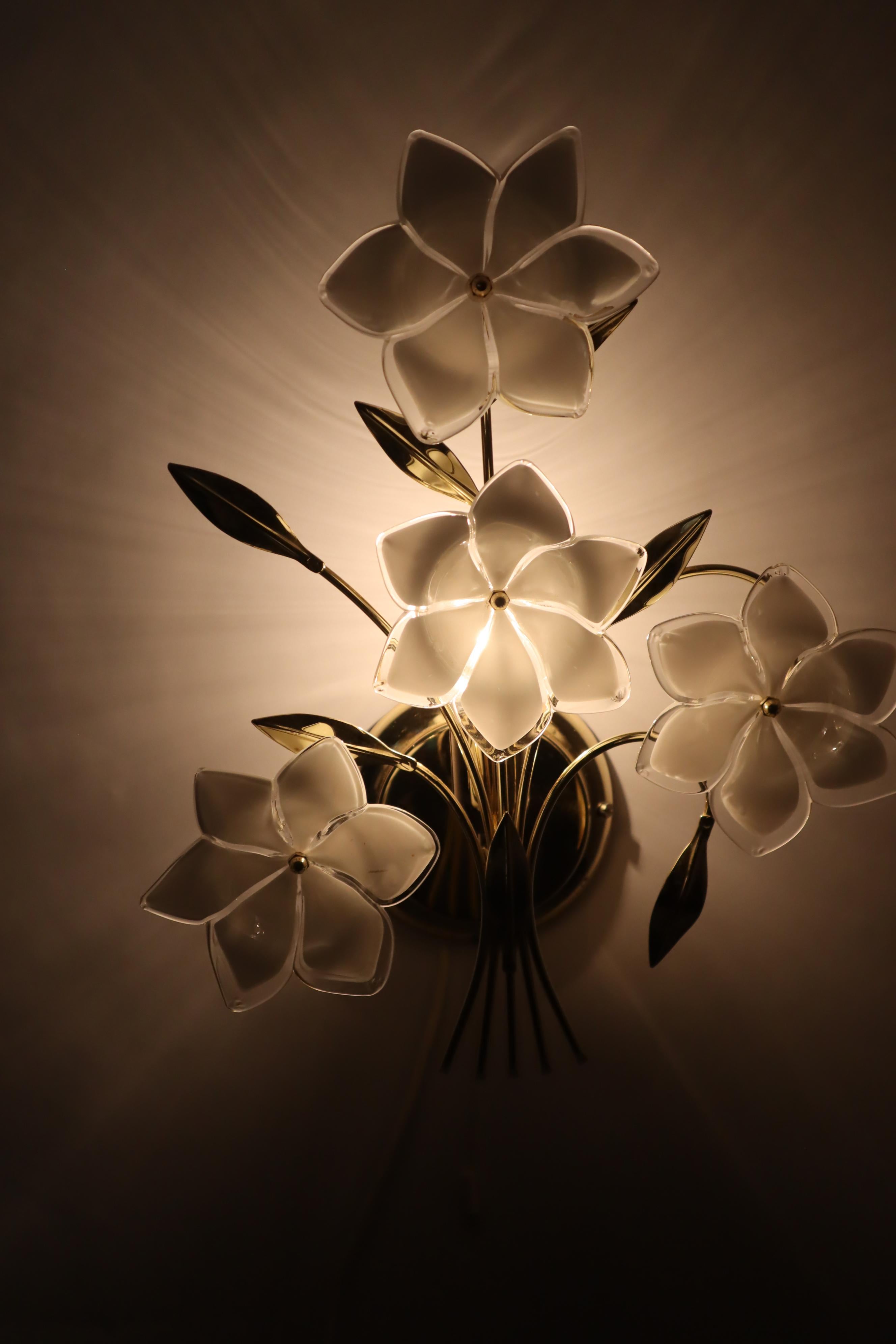 Italian Wall Lamp with White Glass Flowers and Golden Branches For Sale 2