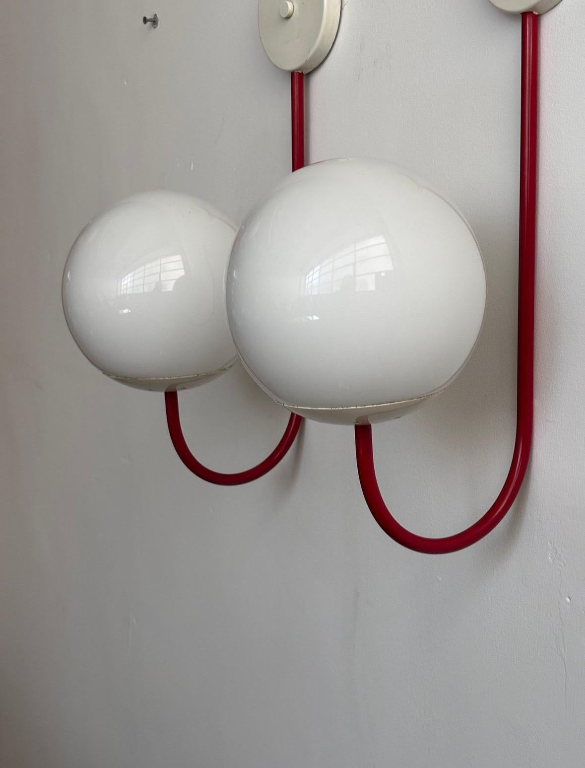 Estas grandes lámparas de pared italianas, diseñadas a la manera de Sergio Asti en la década de 1960, encarnan la refinada elegancia y la precisión geométrica características de la iluminación moderna de mediados de siglo. Con una llamativa