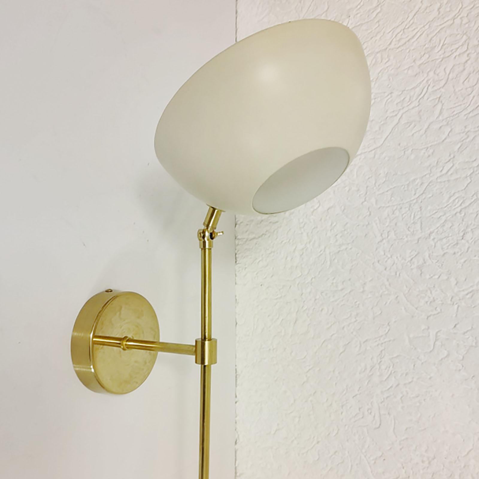 Bellissima lampada da parete regolabile, realizzata in ottone e metallo laccato avorio.
Consegna standard in avorio chiaro e ottone lucido.
Dimensioni: 20 x 70 x 15 (32) cm.

Personalizzazione disponibile su richiesta:
- qualsiasi colore del codice