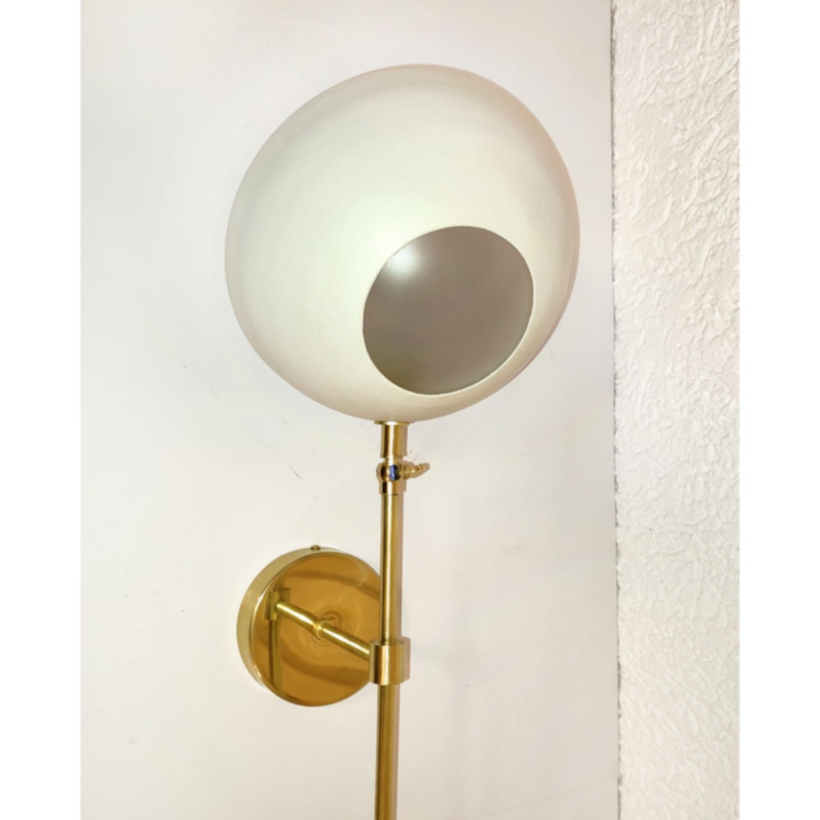 Mid-Century moderno Lampada da parete italiana, ottone e lacca avorio, stile Stilnovo in vendita