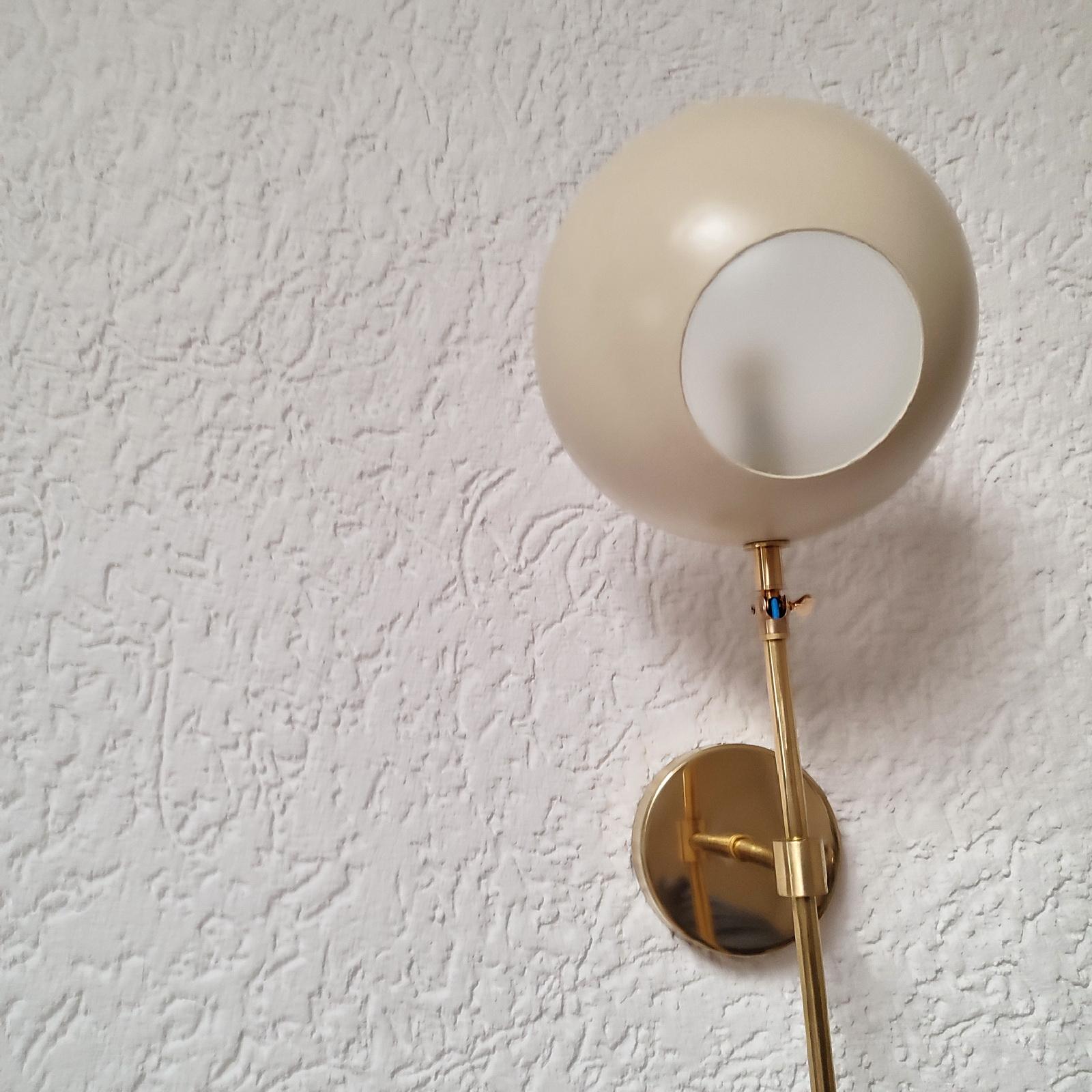 Lampada da parete italiana, ottone e lacca avorio, stile Stilnovo In condizioni Nuovo in vendita a Bochum, NRW