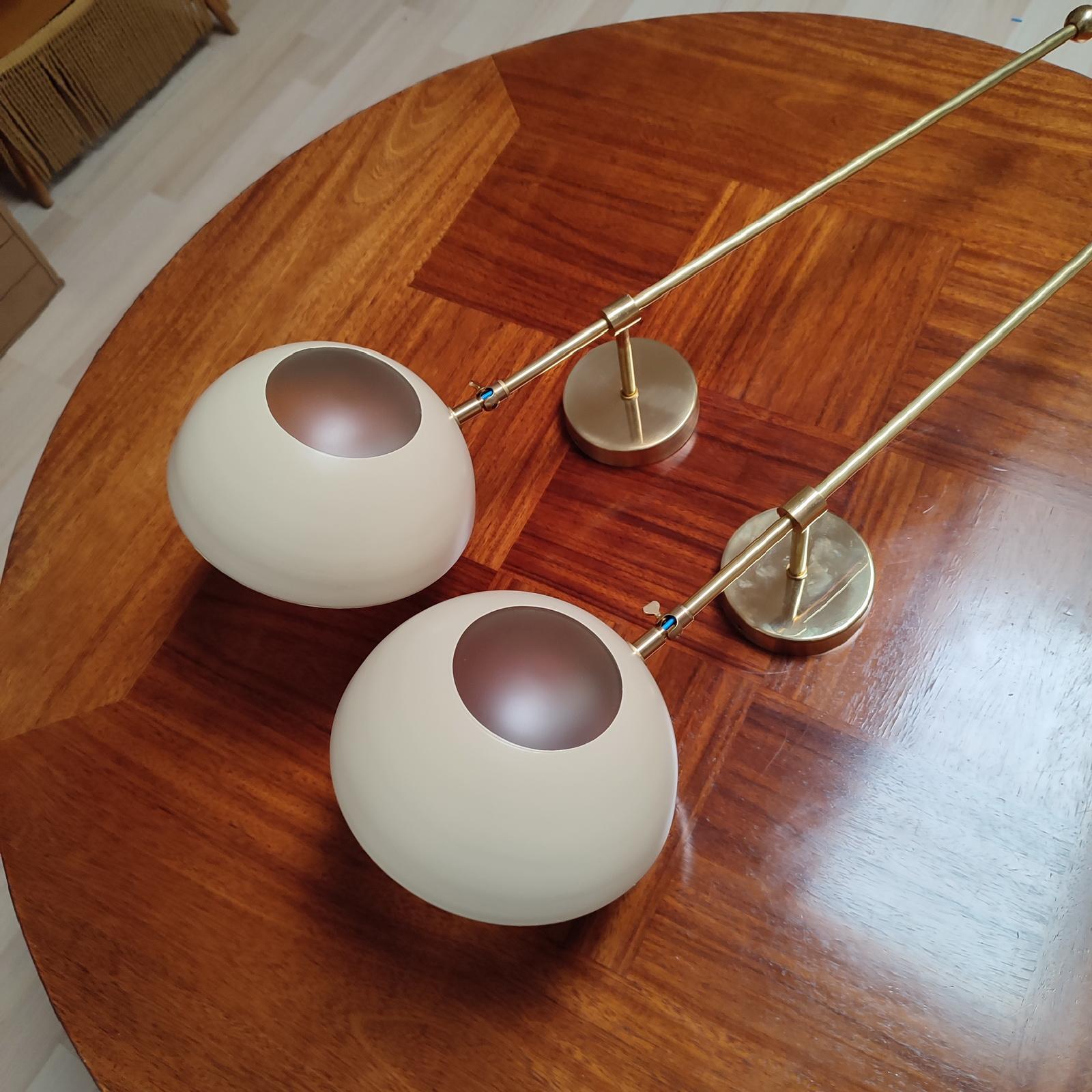 Lampada da parete italiana, ottone e lacca avorio, stile Stilnovo in vendita 1