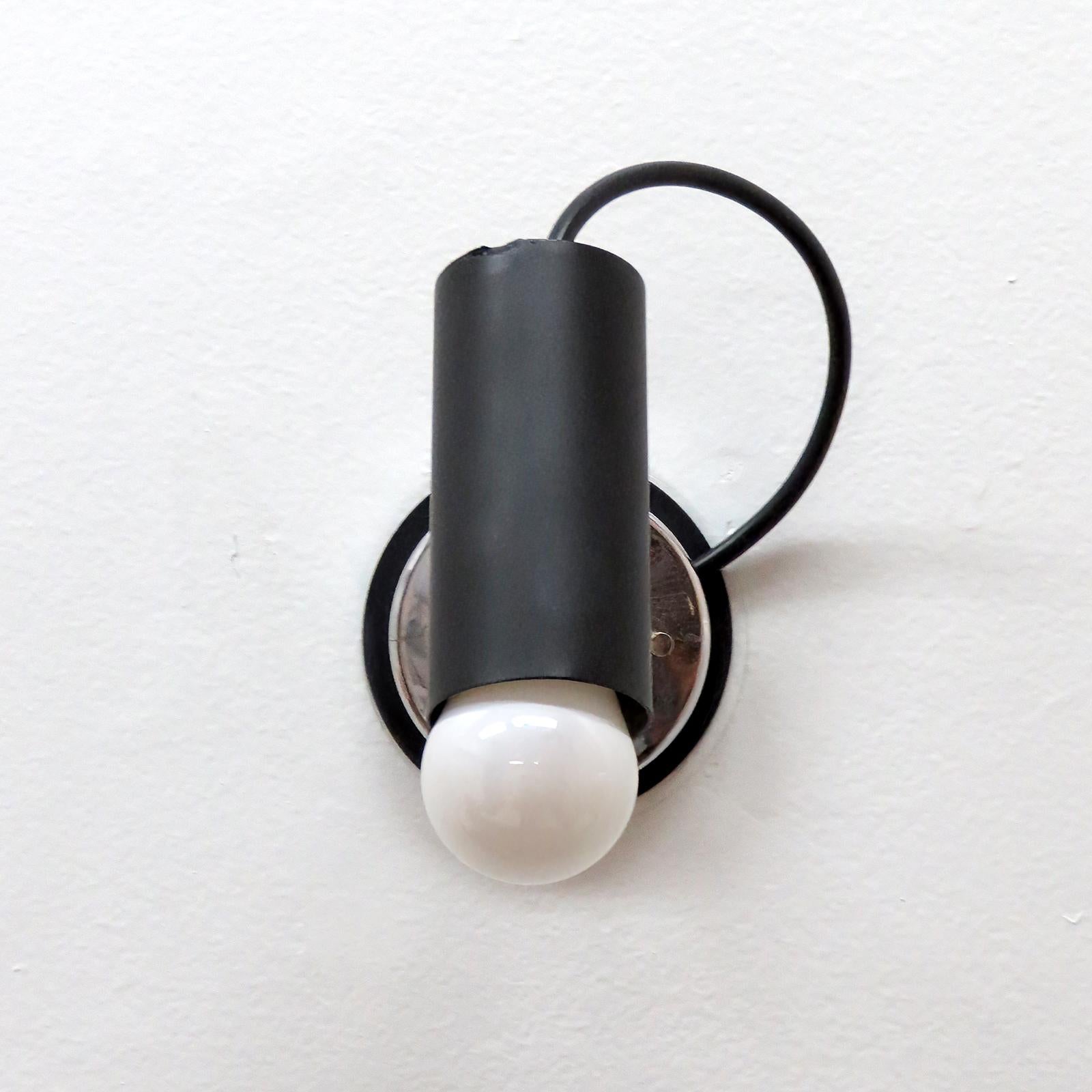 Splendida e articolata applique italiana di Stilnovo, anni '50, con corpo smaltato nero, cablata per gli standard USA, una presa E27, potenza massima 60w o 3-7w LED equivalenti.
 