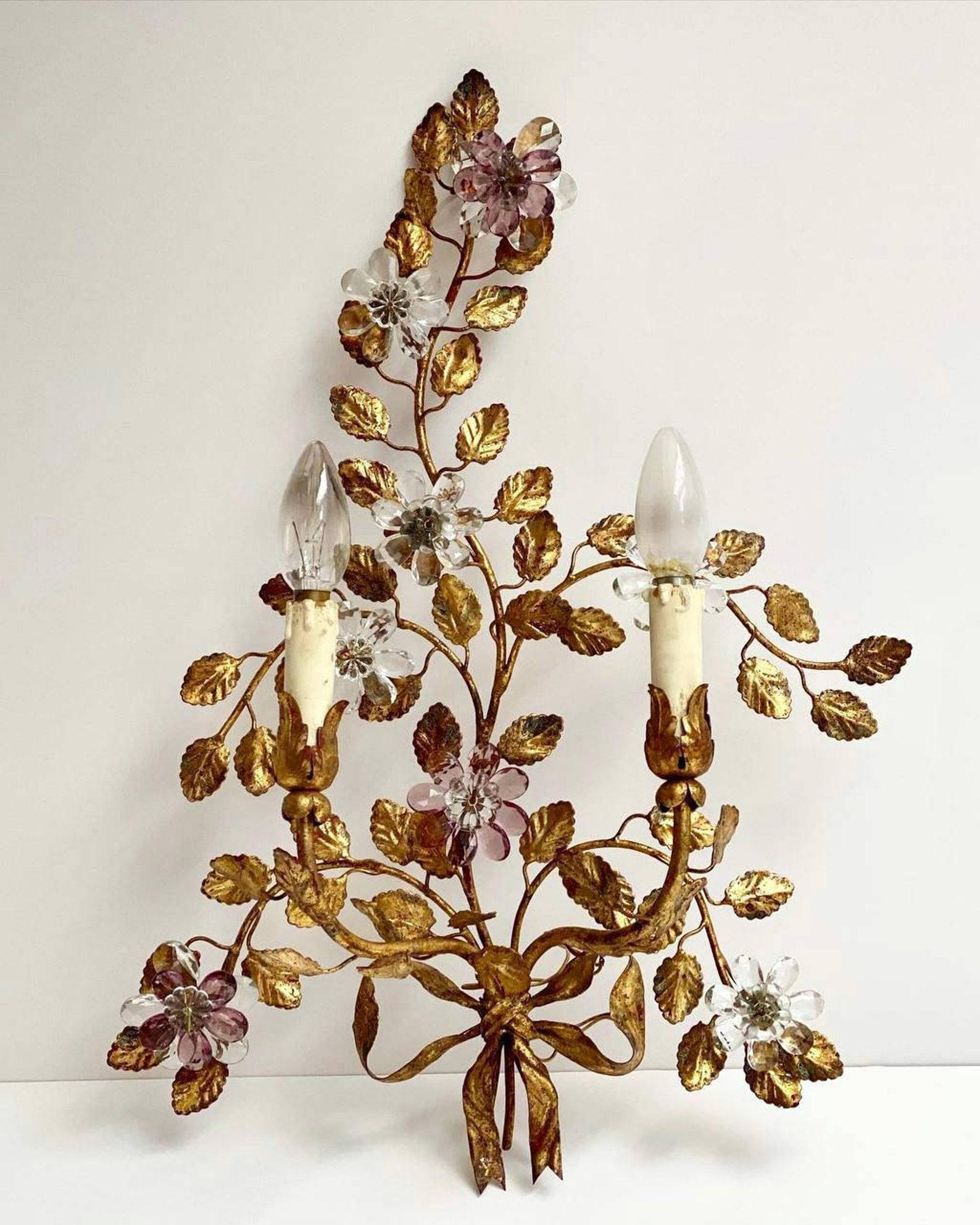 Italian crystal flower and metal wall sconce by Banci Florence, Italy, 1960s. 

A single iron floral sconce by Banci Firenze with crystal flowers and leaves. 

The wall light has a beautiful patina and gives each room an eclectic
