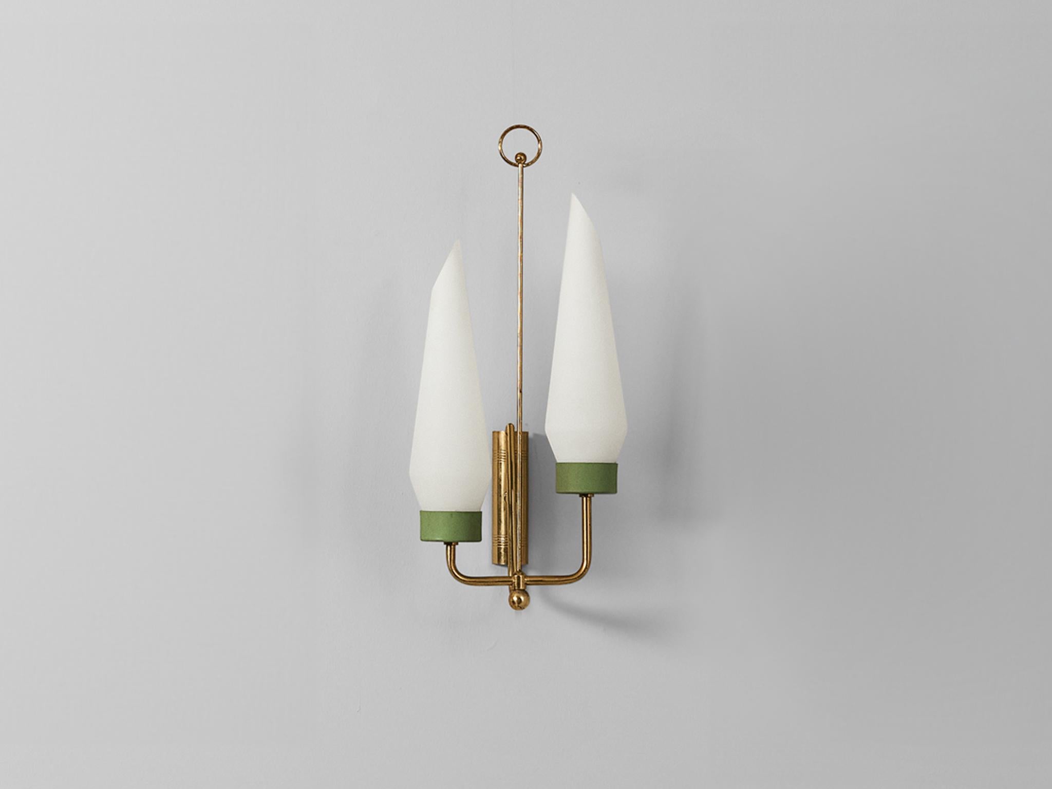 Italian Wall Light in Opaline Glass and Brass For Sale 1
