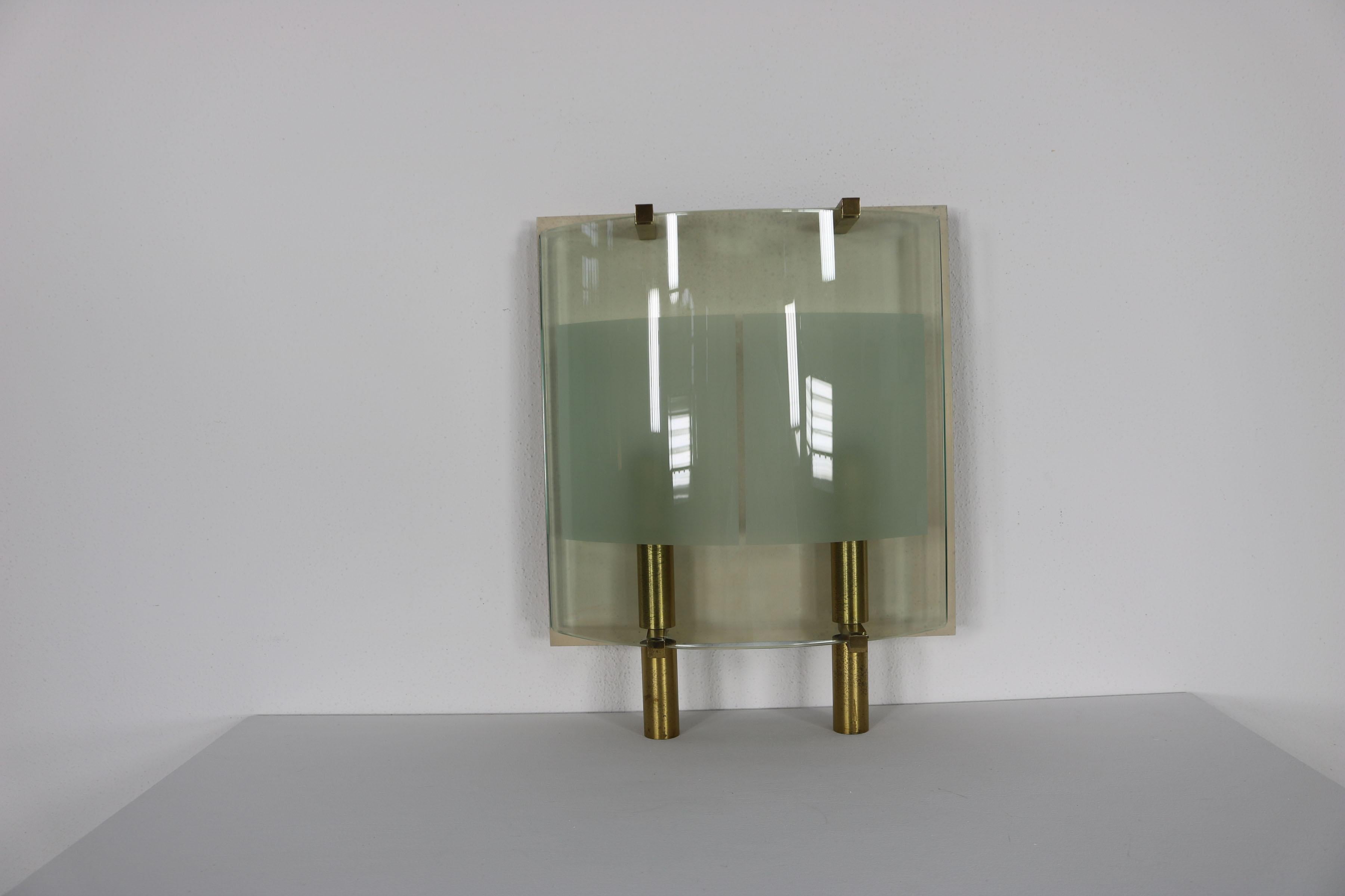 Mid-Century Modern Italian wall light with curved glass, brass and aluminium, 1950s For Sale