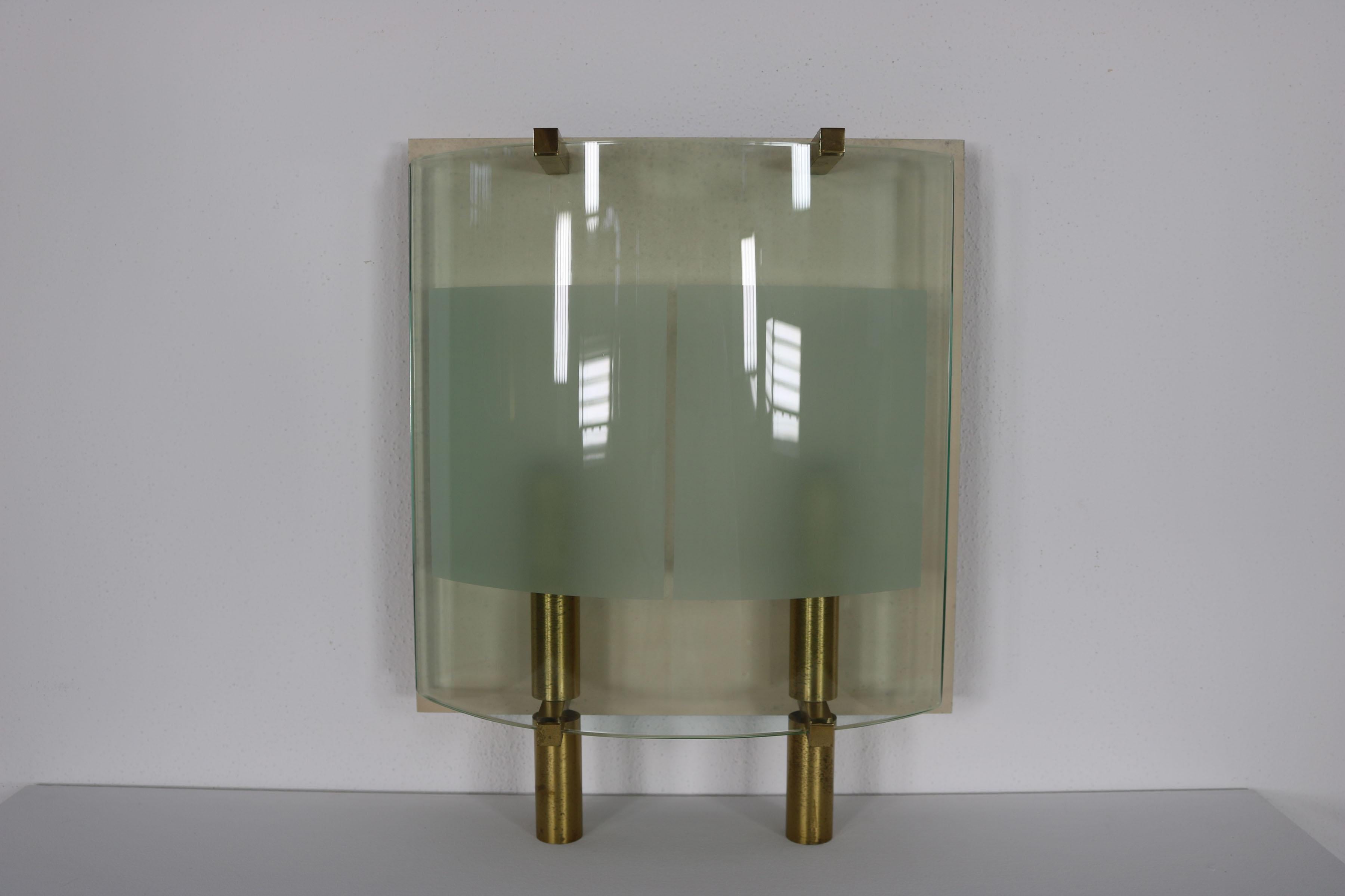 Italian wall light with curved glass, brass and aluminium, 1950s In Good Condition For Sale In Wolfurt, AT