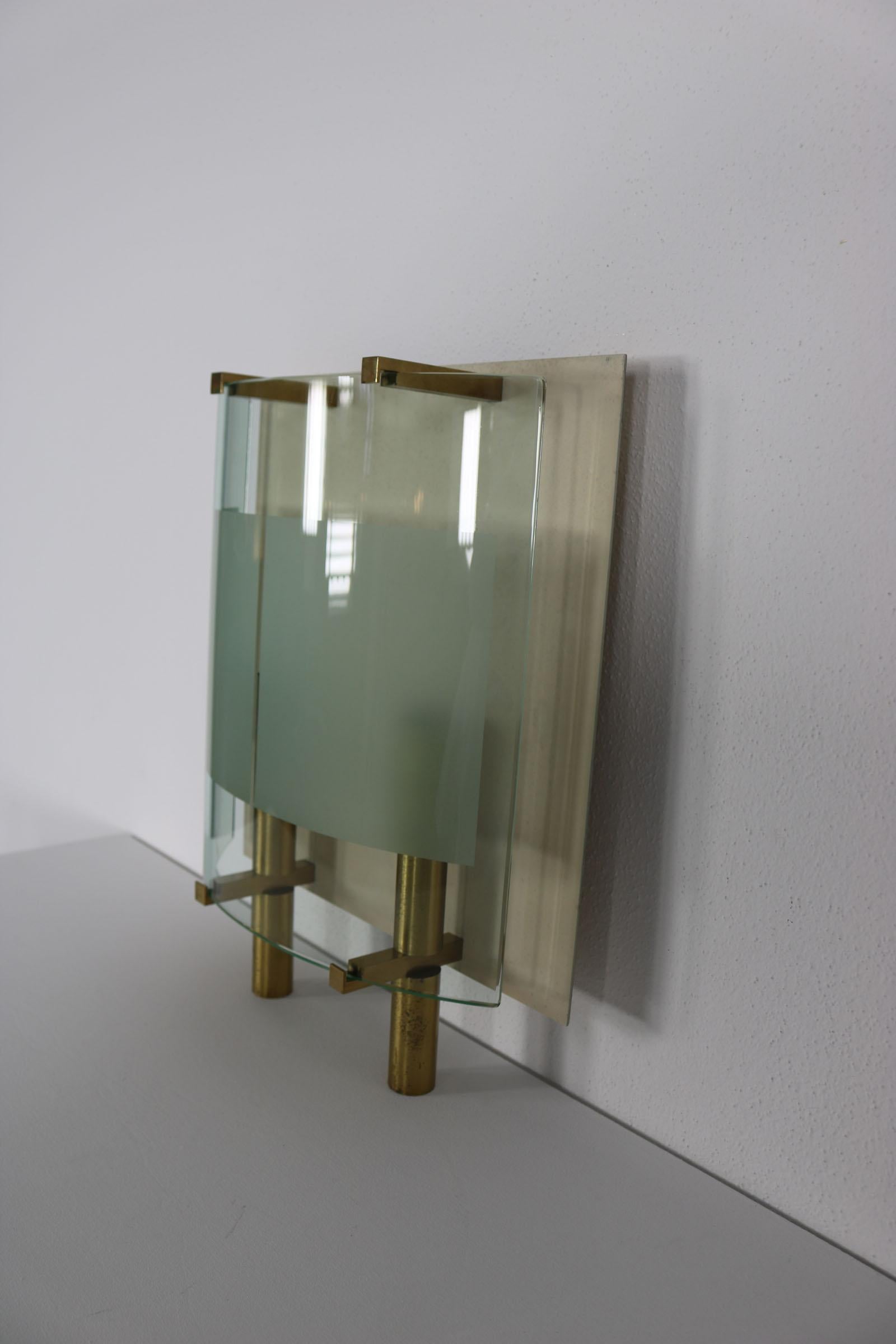 Mid-20th Century Italian wall light with curved glass, brass and aluminium, 1950s For Sale
