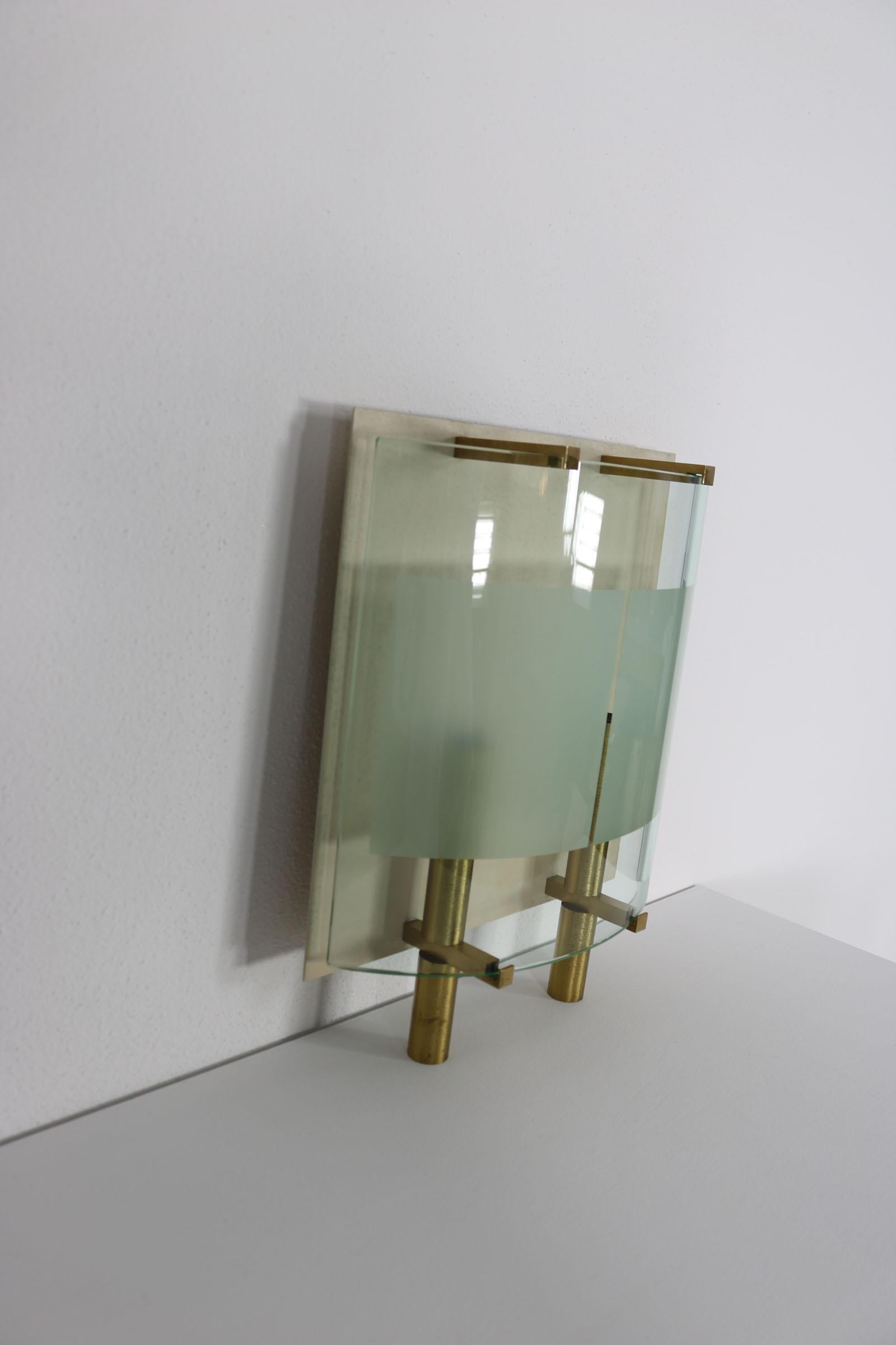 Aluminum Italian wall light with curved glass, brass and aluminium, 1950s For Sale