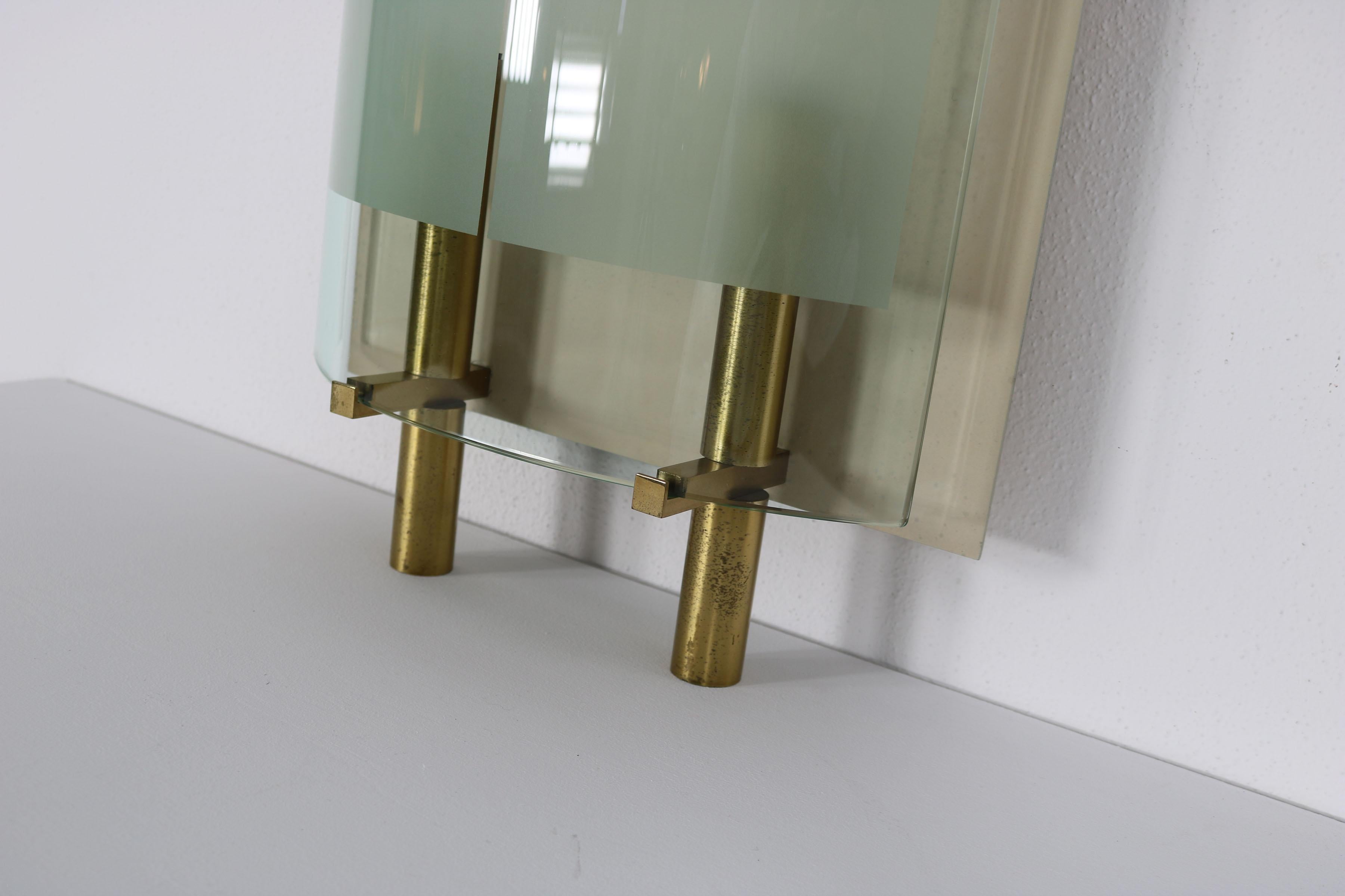 Italian wall light with curved glass, brass and aluminium, 1950s For Sale 1