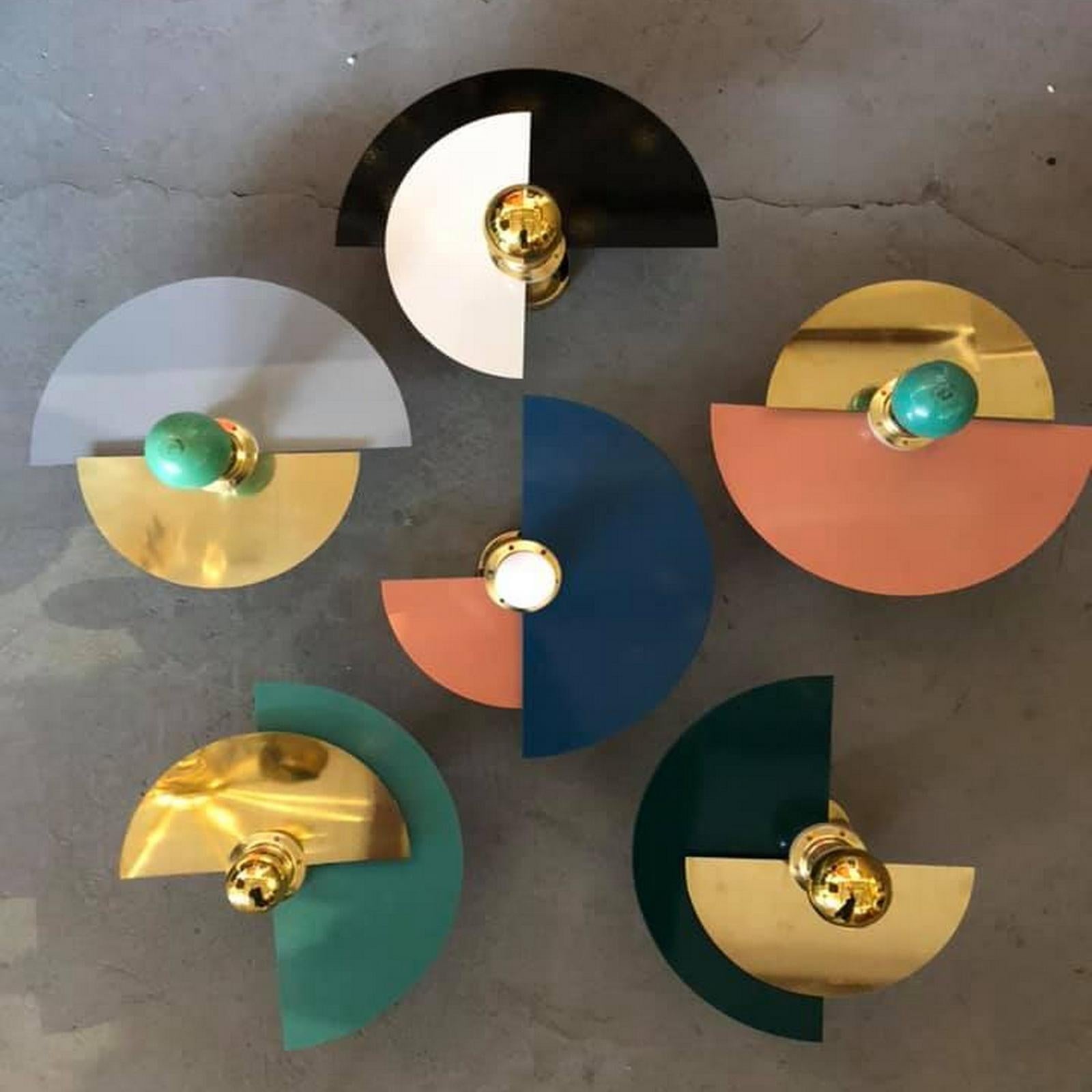 Coppia di affascinanti lampade da parete in ottone.
Ognuno è composto da due semicerchi che possono essere ruotati per ottenere il gioco di luci e ombre desiderato sulla parete. La cosa migliore è che puoi creare qualsiasi combinazione desiderata di
