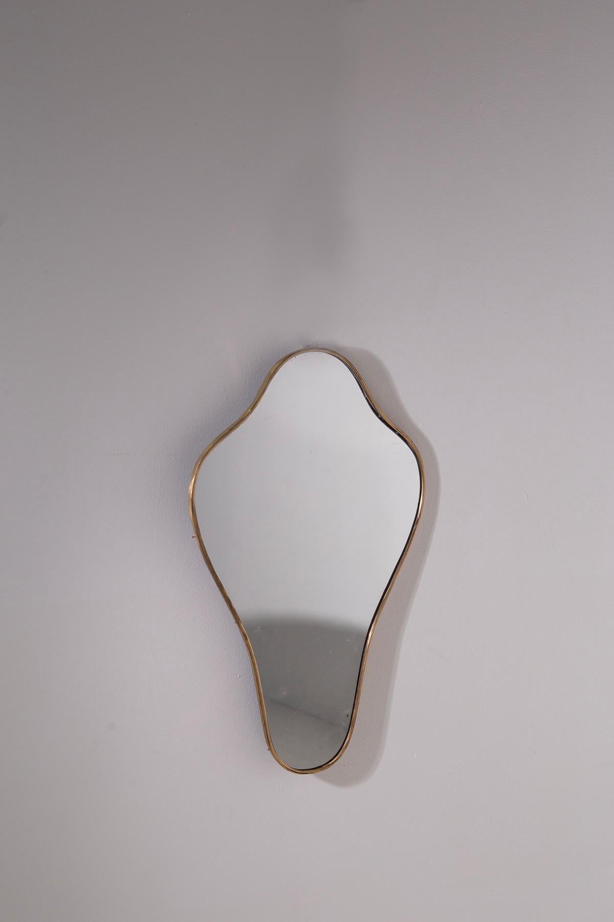 Elegant Italian Wall Mirror from the 1950s with Brass Frame – Vintage Design for Sophisticated Interiors
This refined 1950s Italian wall mirror is a perfect example of vintage design, combining timeless elegance and artisanal quality. The mirror