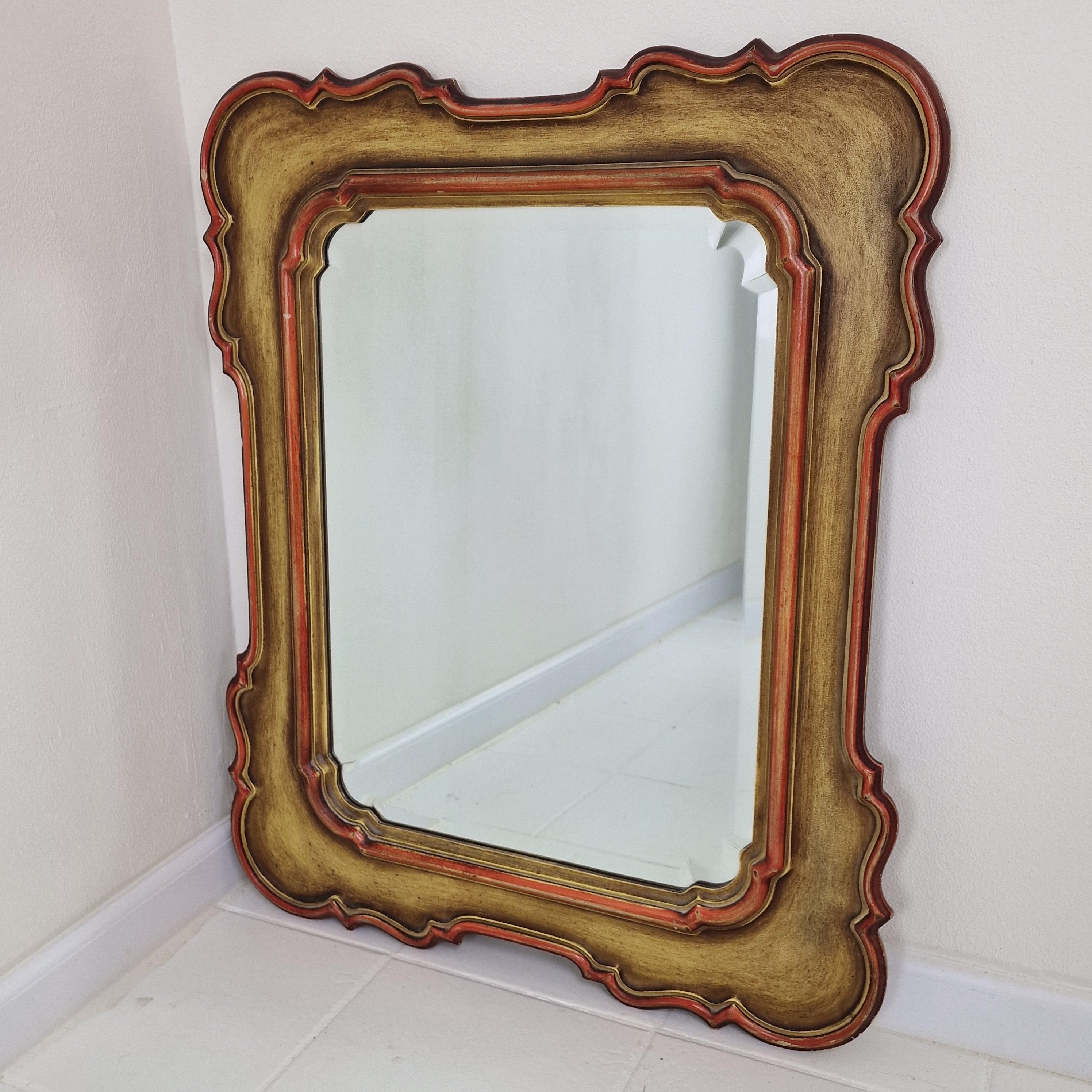 Lovely small wall mirror, fabricated around 1900 in Italy.

Elegant shaped facet cut glass with a wooden and plater frame.

The mirror shows small signs of wear (see the pictures).

We work with professional packers and shippers, we can deliver