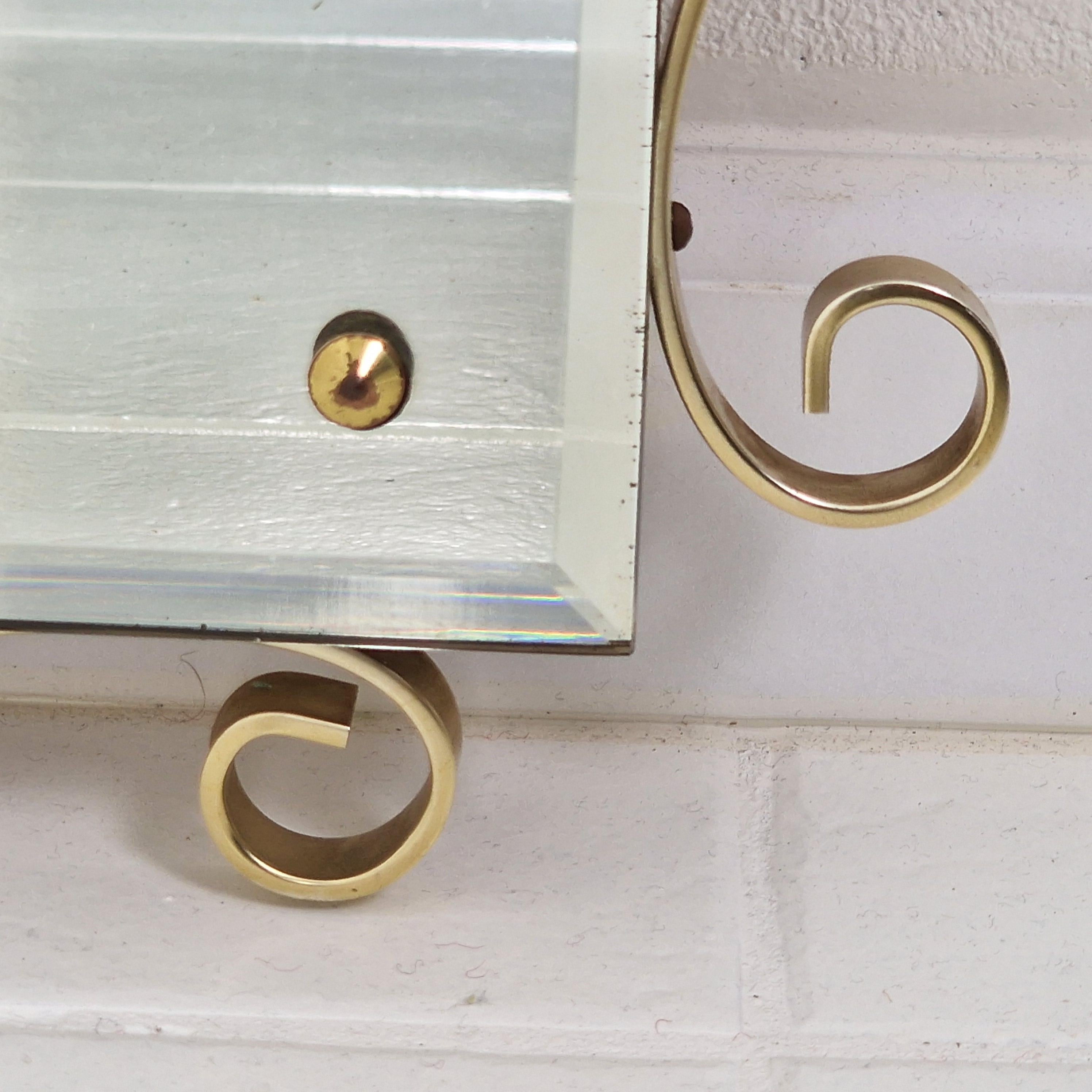 Espejo de pared italiano con cristal tallado facetado y marco rizado dorado, años 70 en venta 2