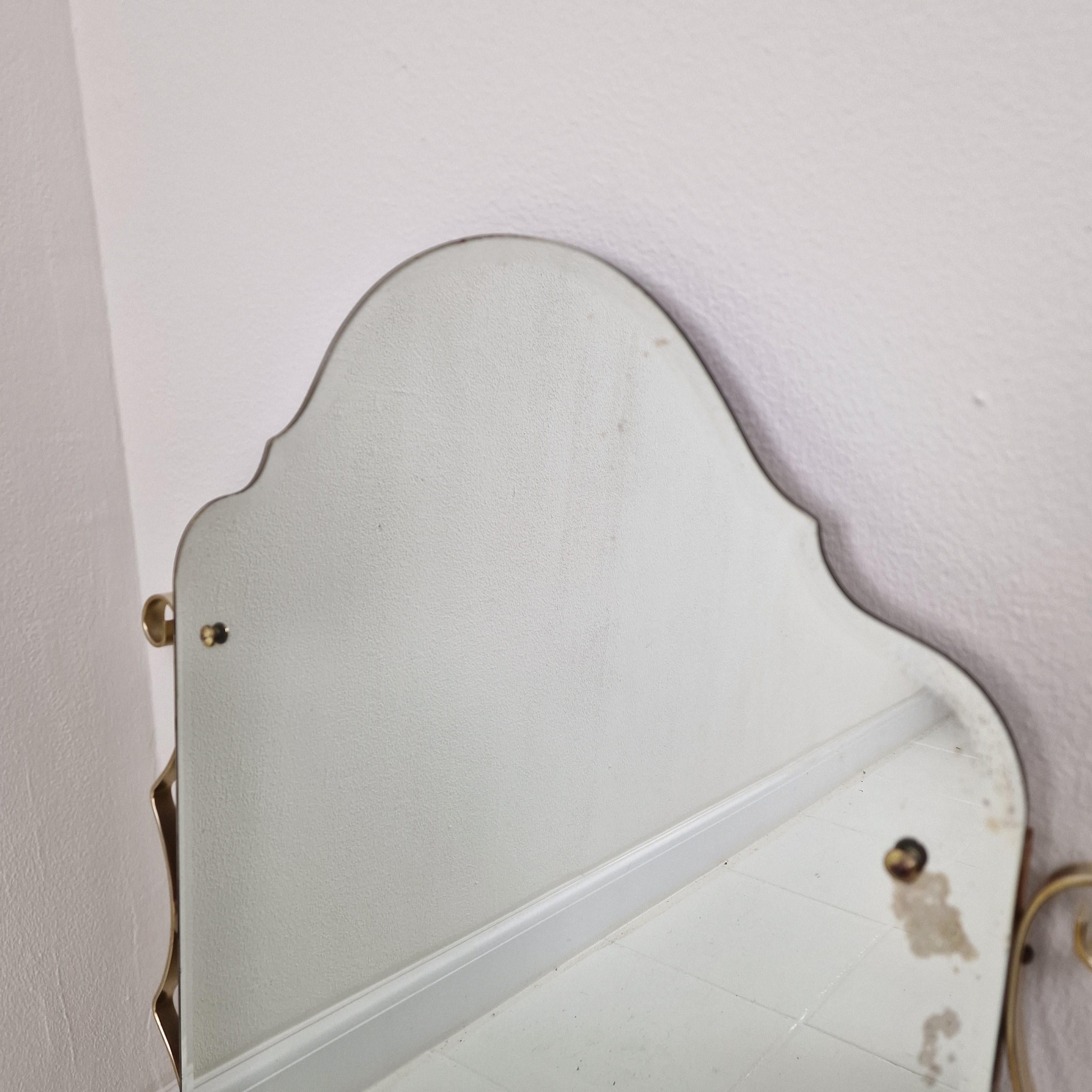 Espejo de pared italiano con cristal tallado facetado y marco rizado dorado, años 70 en venta 3