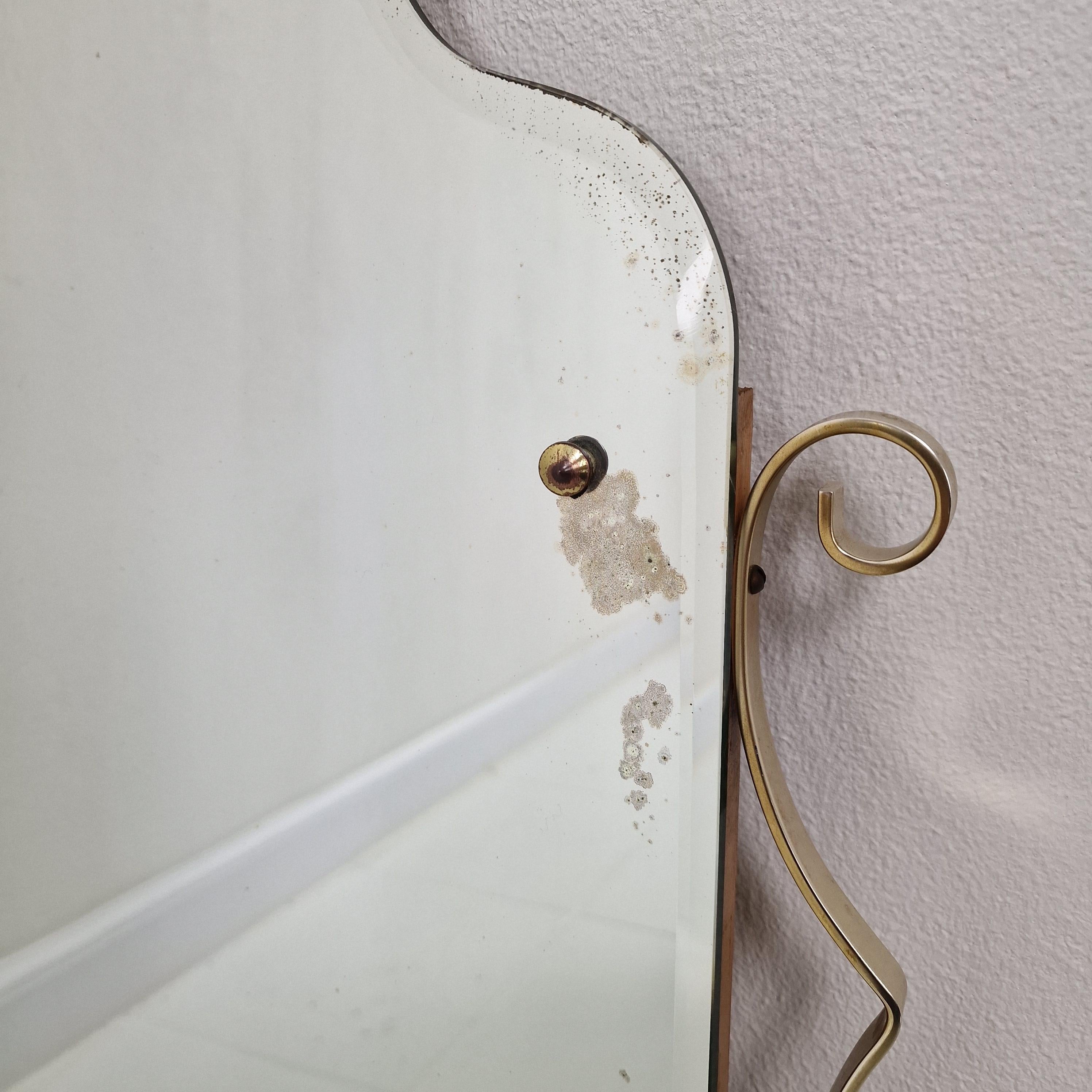 Espejo de pared italiano con cristal tallado facetado y marco rizado dorado, años 70 en venta 4