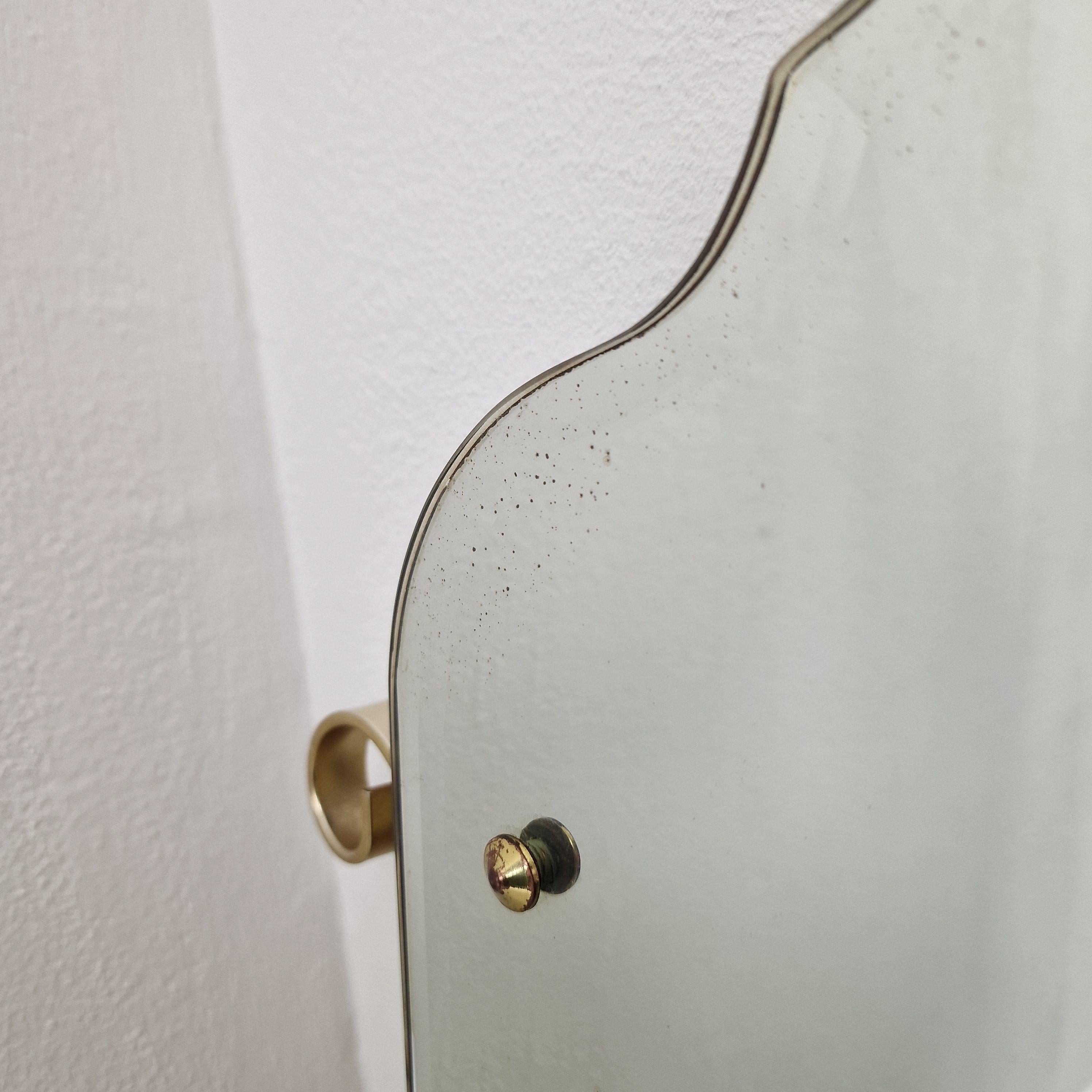 Espejo de pared italiano con cristal tallado facetado y marco rizado dorado, años 70 en venta 5