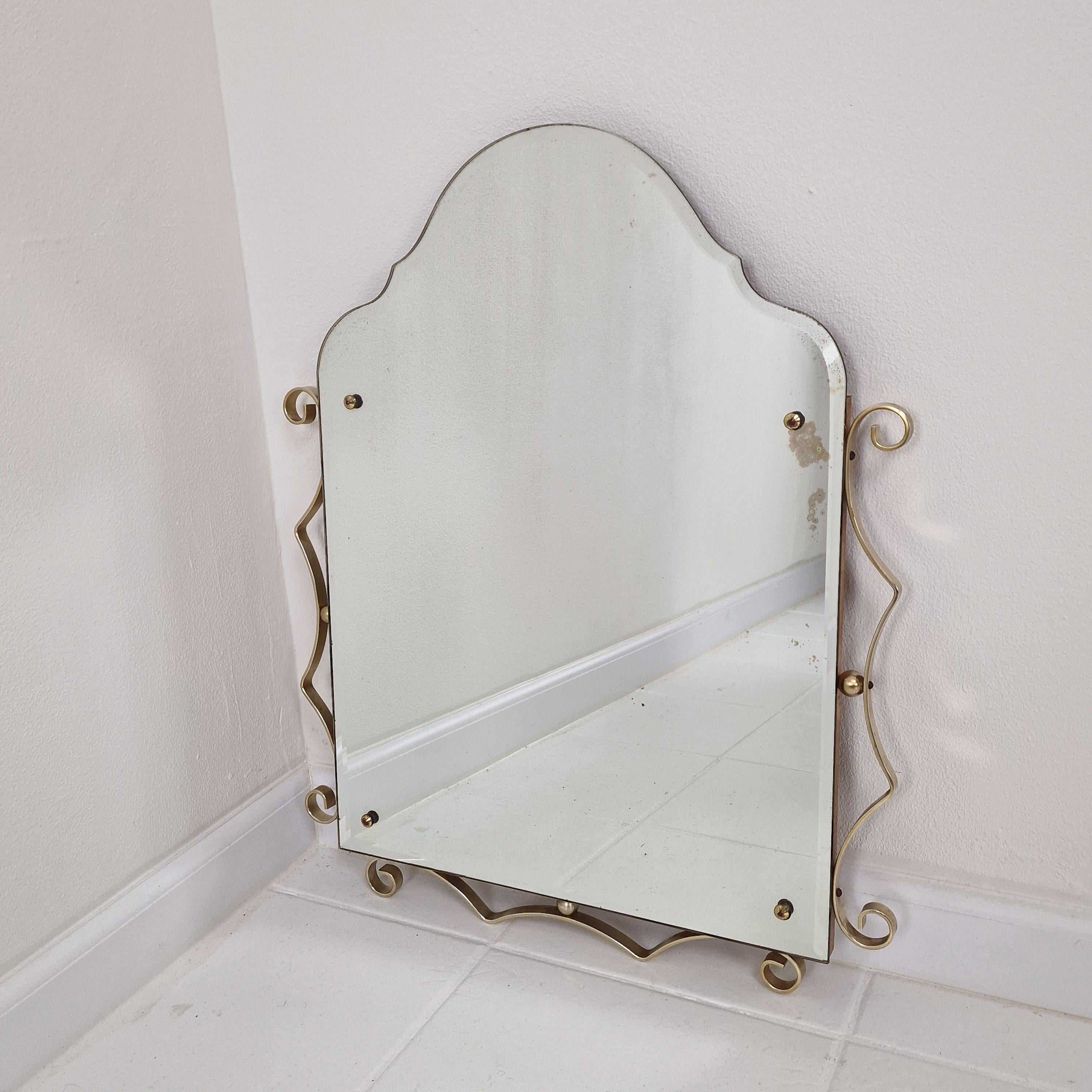 Precioso espejo pequeño, fabricado en los años 60 en Italia.

Elegante forma de cristal tallado en facetas con un marco de metal rizado de color dorado.

El espejo presenta pequeños signos de desgaste (ver las fotos).

Trabajamos con empaquetadores