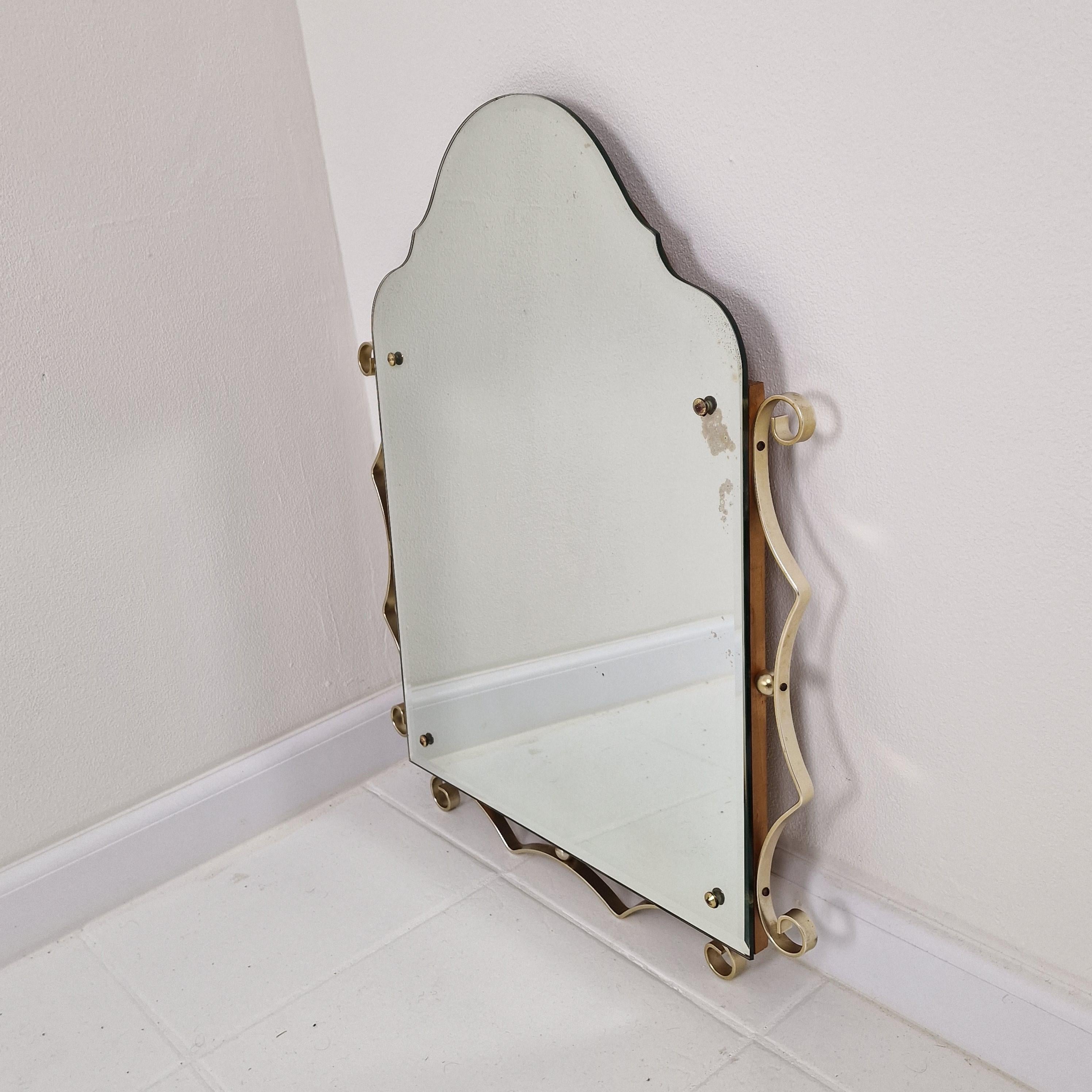 Espejo de pared italiano con cristal tallado facetado y marco rizado dorado, años 70 Moderno de mediados de siglo en venta