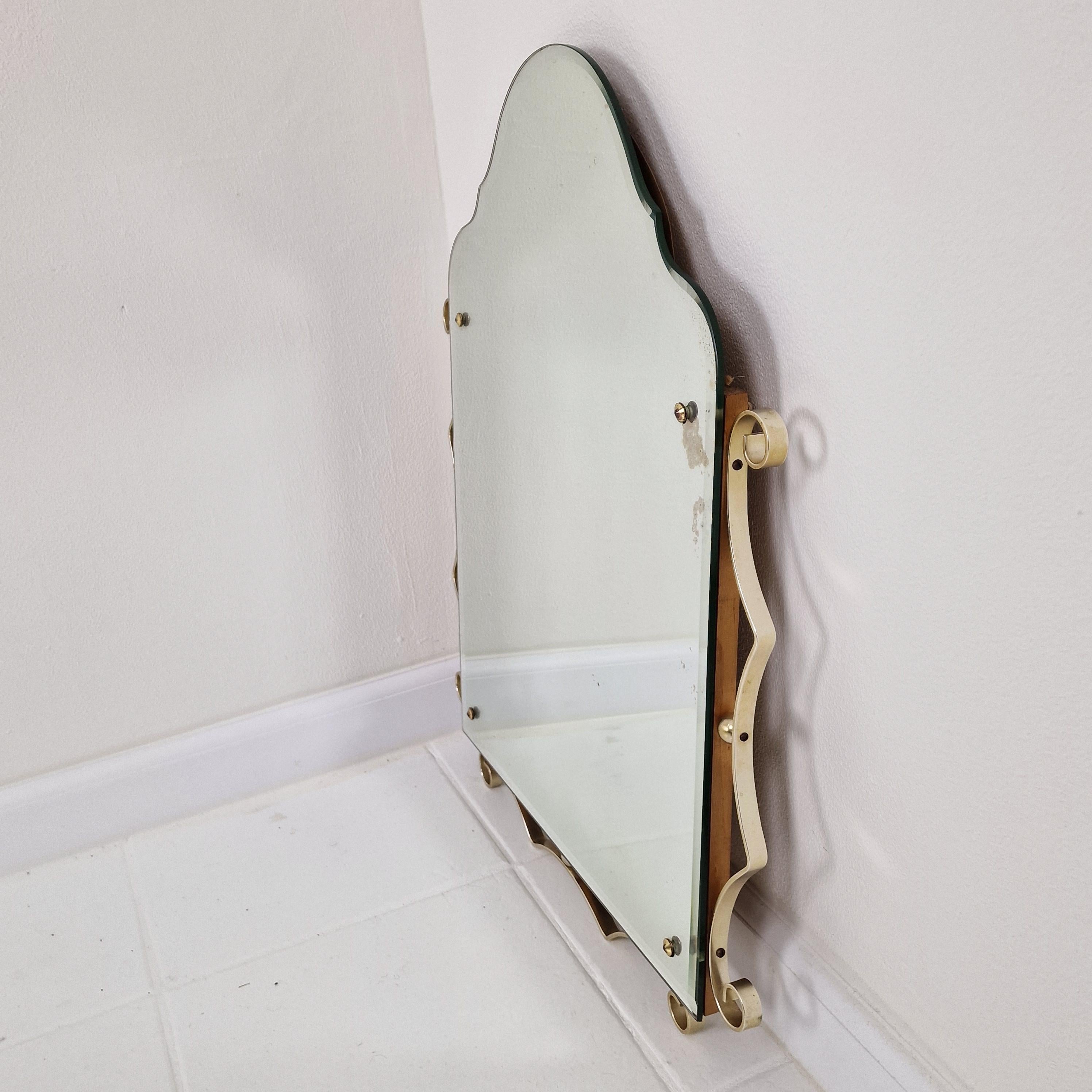Espejo de pared italiano con cristal tallado facetado y marco rizado dorado, años 70 Italiano en venta