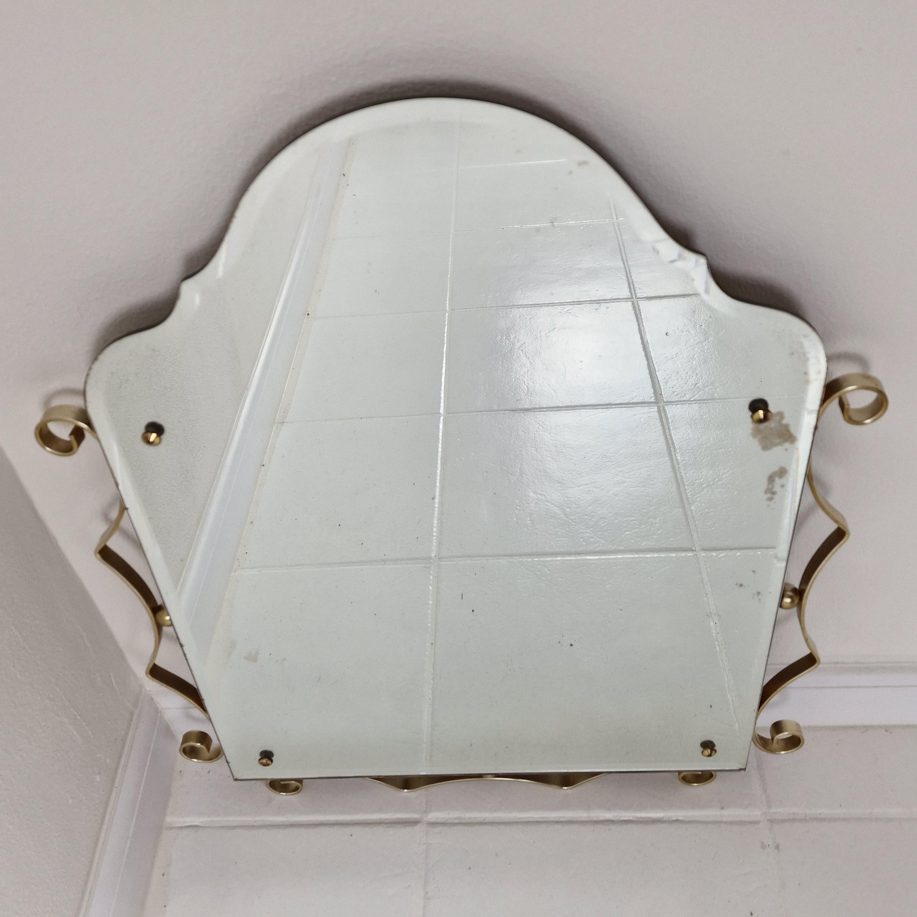 Espejo de pared italiano con cristal tallado facetado y marco rizado dorado, años 70 Hecho a mano en venta