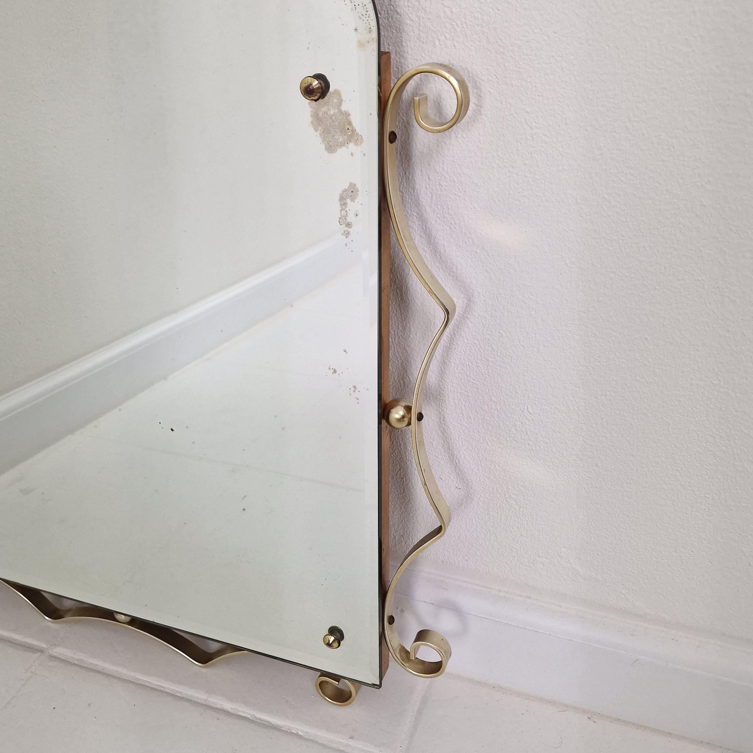Espejo de pared italiano con cristal tallado facetado y marco rizado dorado, años 70 en Bueno estado para la venta en Oud Beijerland, NL
