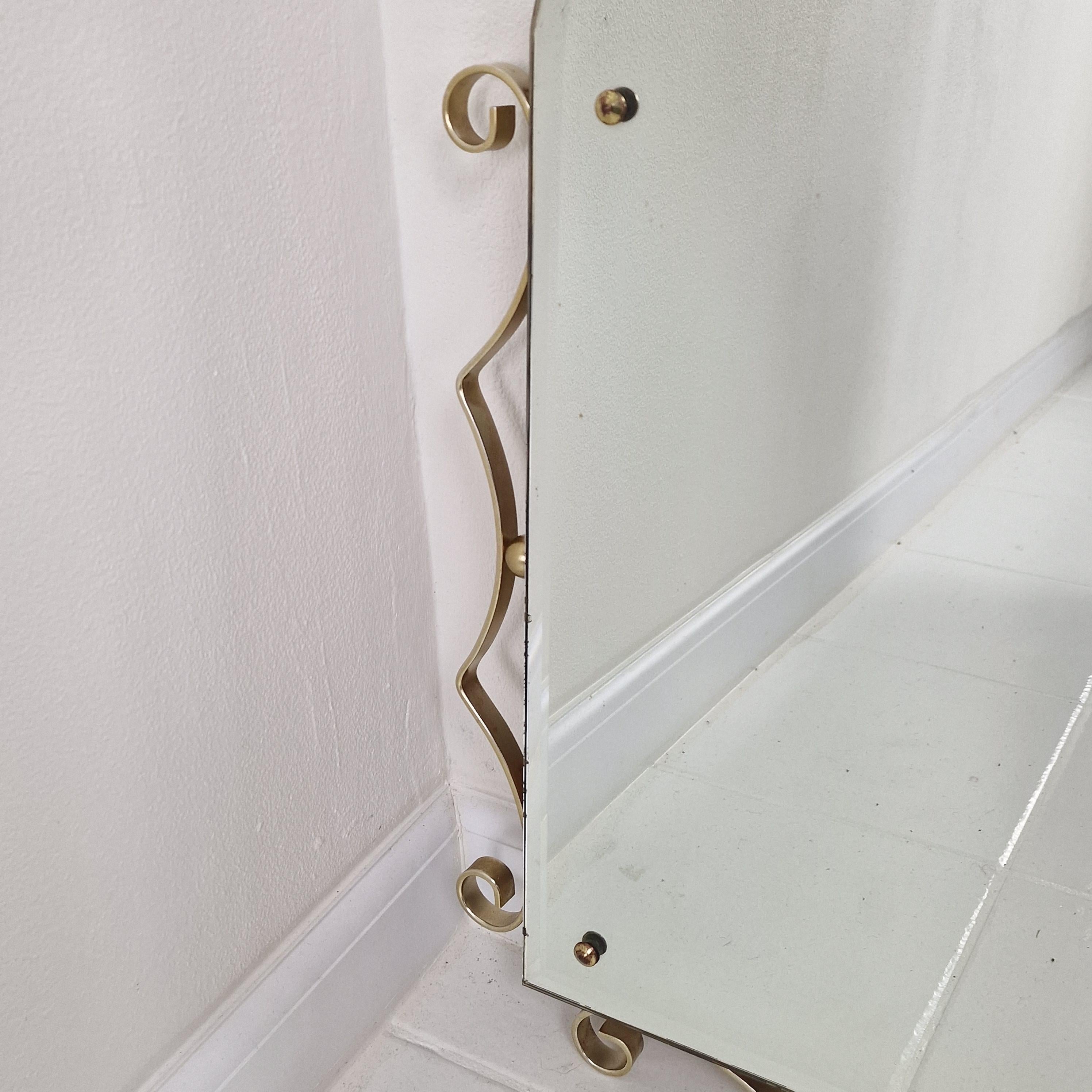 Espejo de pared italiano con cristal tallado facetado y marco rizado dorado, años 70 mediados del siglo XX en venta