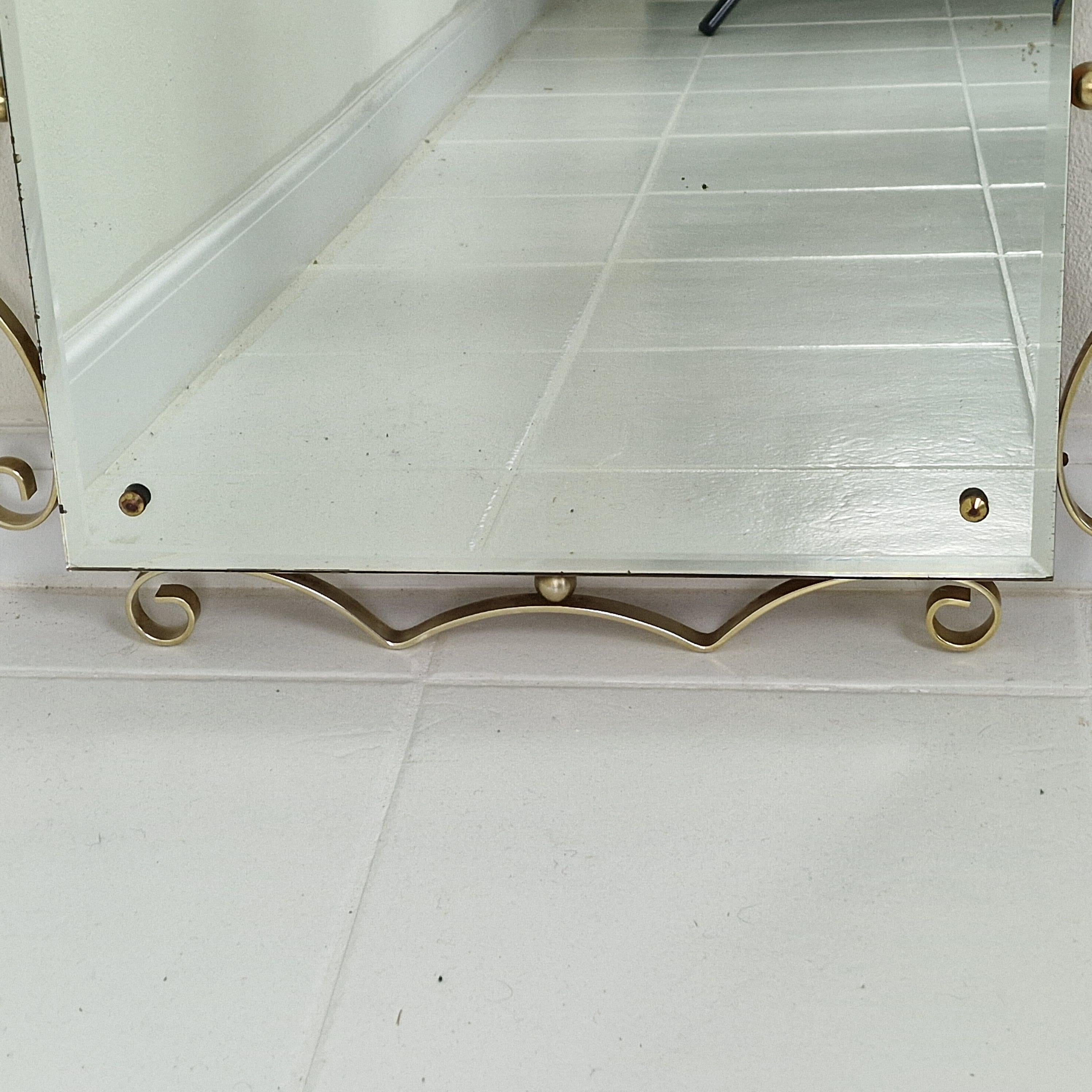 Espejo de pared italiano con cristal tallado facetado y marco rizado dorado, años 70 Metal en venta