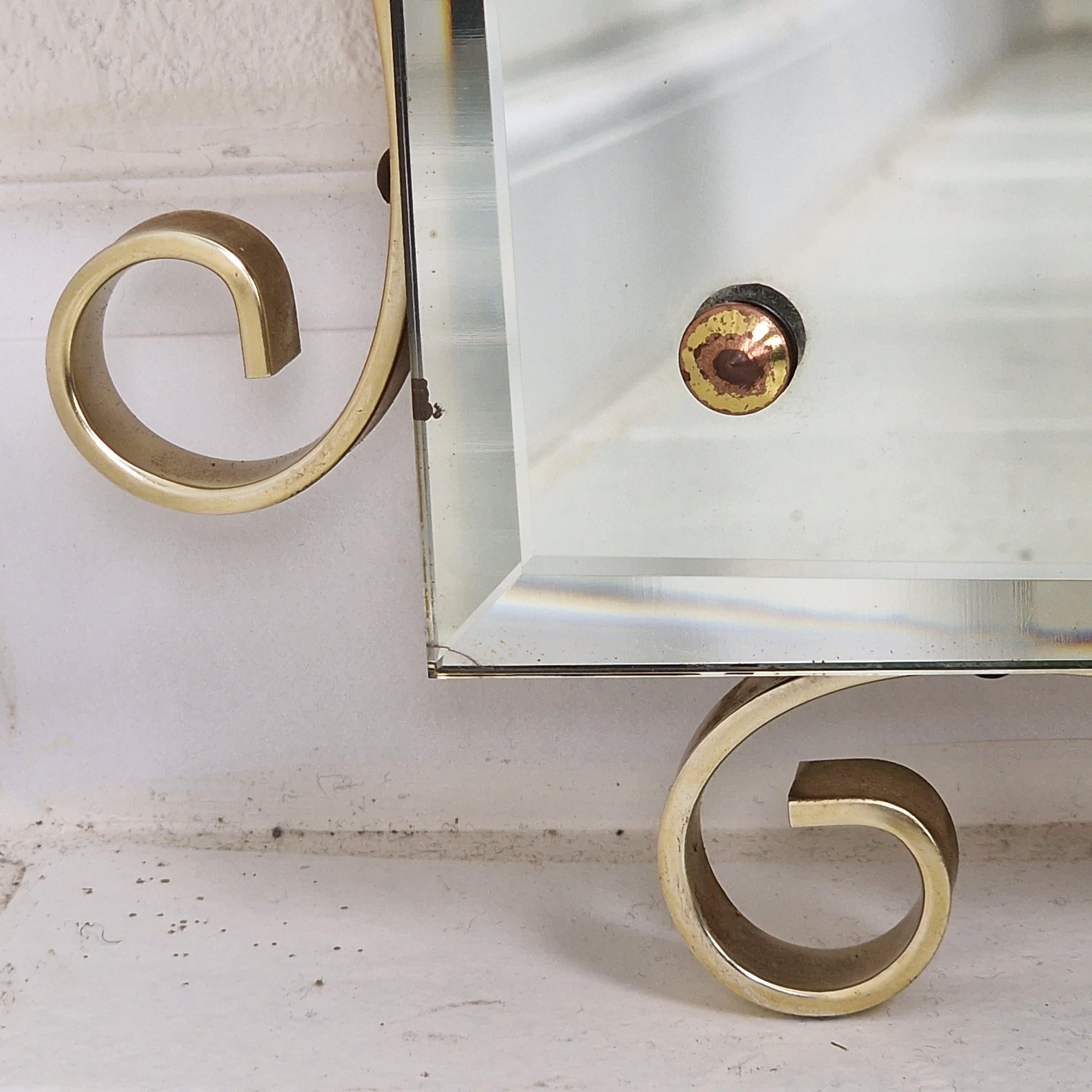 Espejo de pared italiano con cristal tallado facetado y marco rizado dorado, años 70 en venta 1