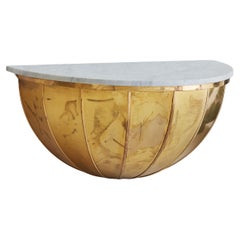 Console murale italienne demi-lune en laiton avec plateau en marbre de Carrare - 2 disponibles