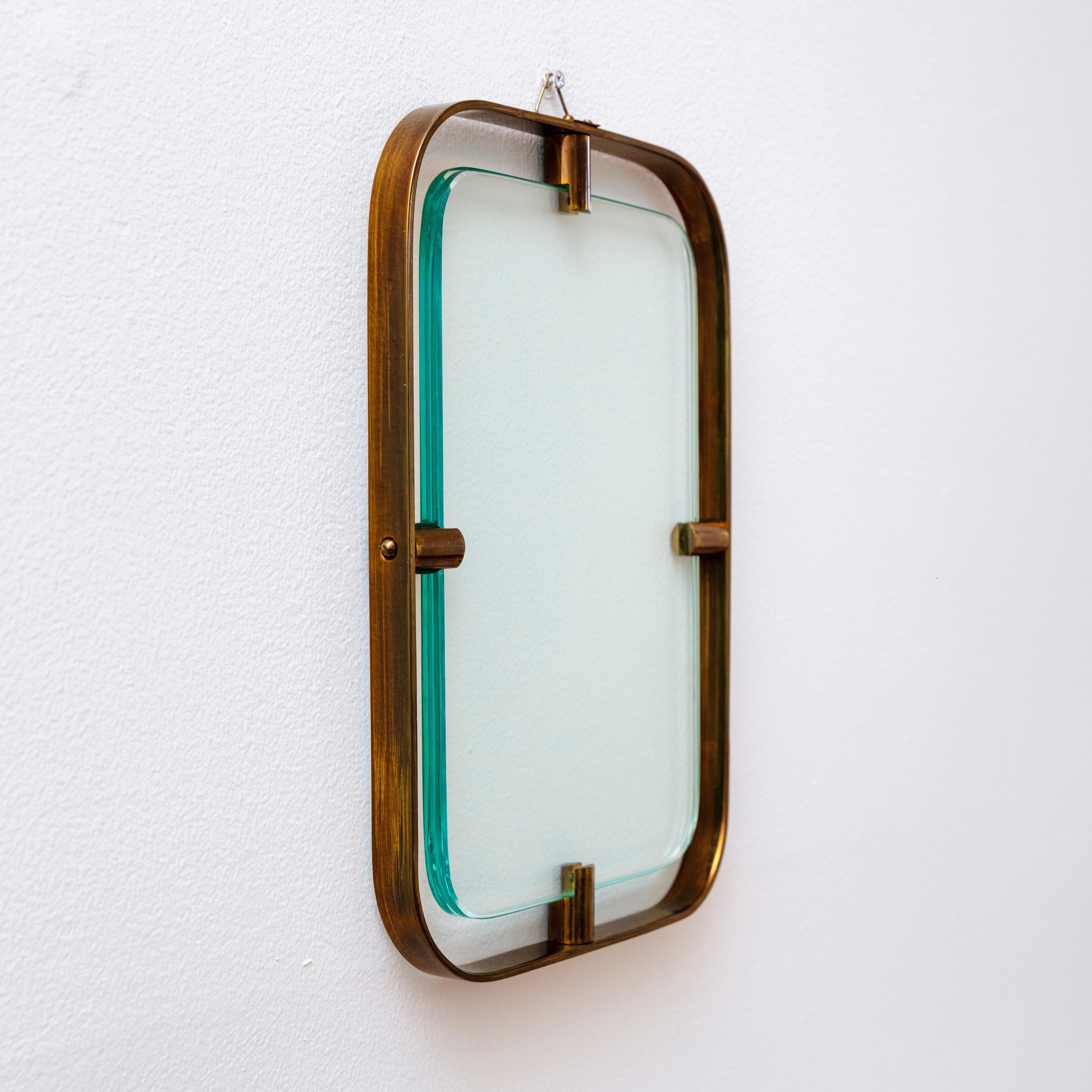 Marco italiano flotante de pared en latón macizo, Fontana Arte, años 50 en Bueno estado para la venta en Brooklyn, NY