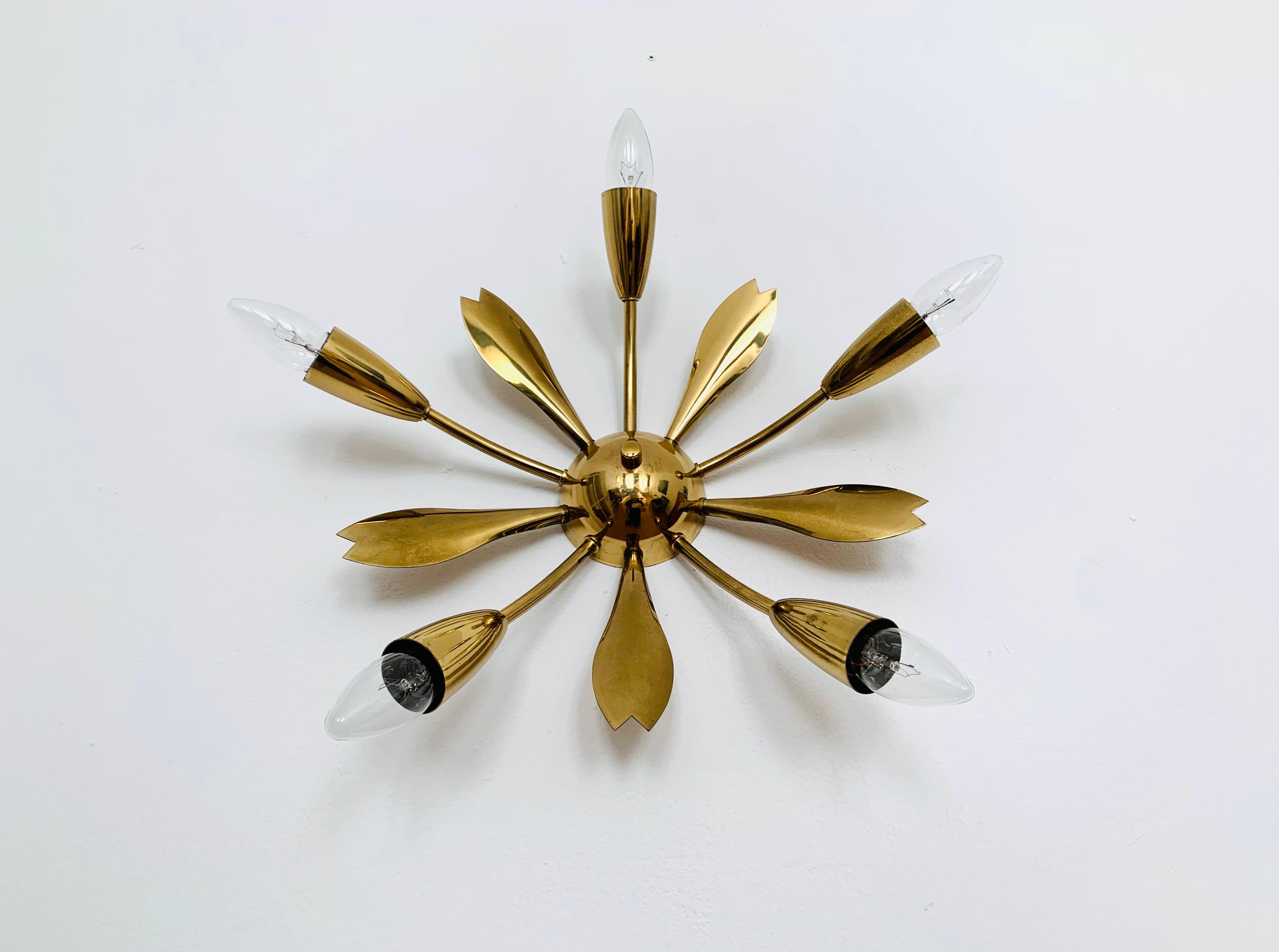 Exceptional Italian ceiling lamp from the 1950s.
Very decorative and of high quality.
Wonderful design and an asset to any home.

Condition:

very good vintage condition with slight signs of wear consistent with age.
The metal parts are