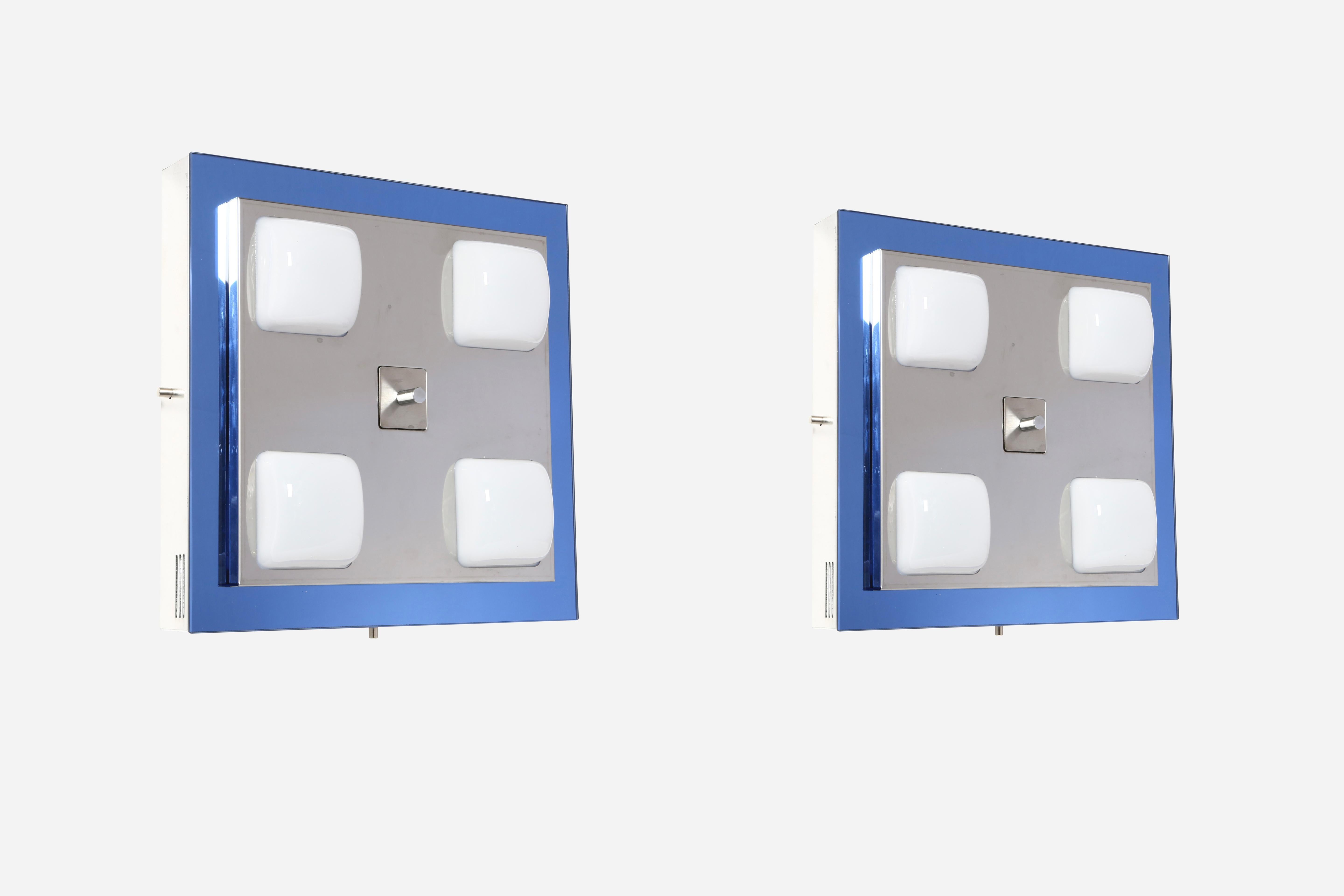 Italienische Wand- oder Deckenleuchten.
Hergestellt in Italien in den 1970er Jahren.
Glas, verchromtes Metall, Plexiglas.
Für je 4 Kandelaberglühbirnen geeignet.
Auf Anfrage kostenlose US-Neuverkabelung.
Es sind 2 Leuchten verfügbar.
Der Preis gilt