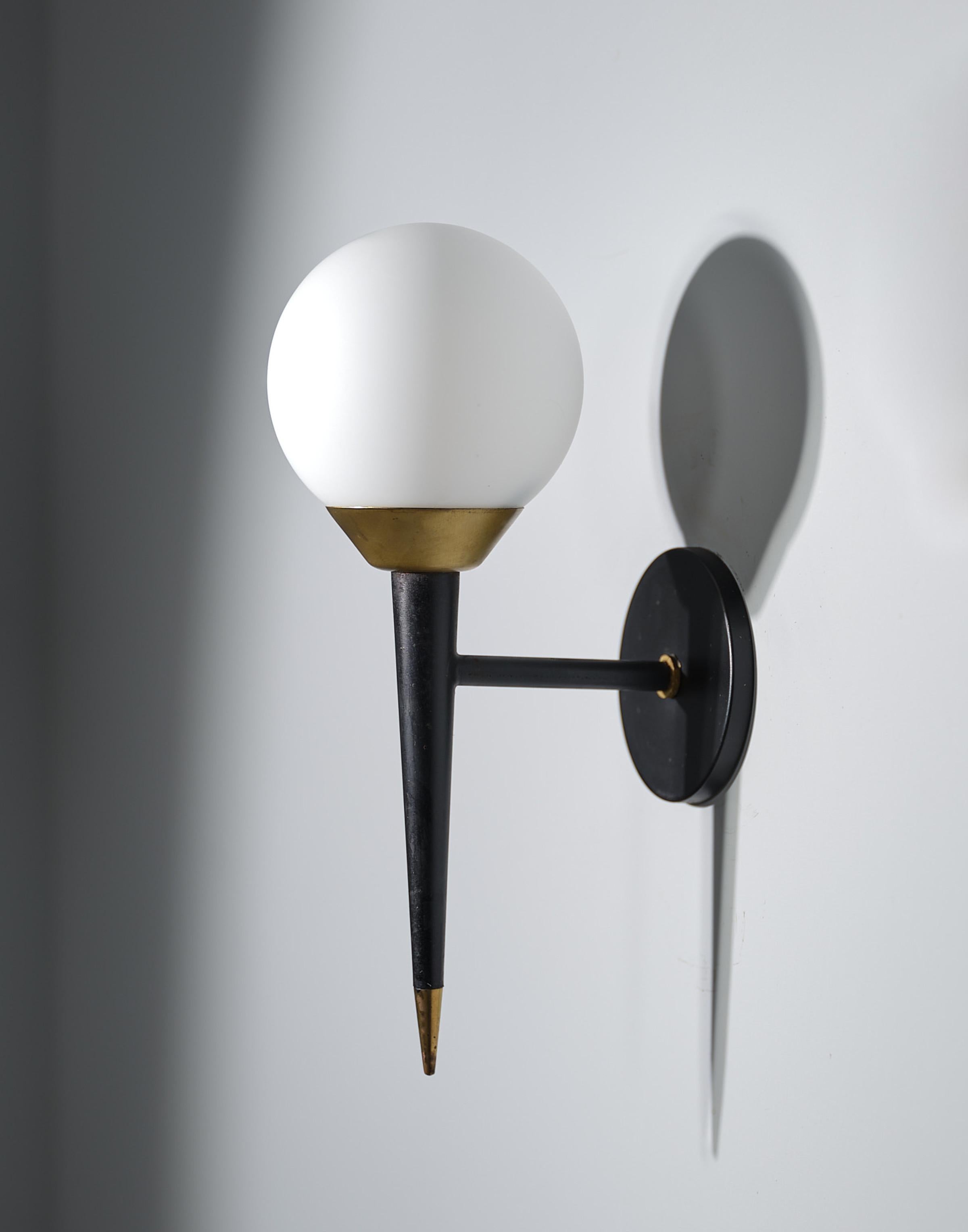Italian Wall Sconce, 1950s Black Steel and Brass In Good Condition For Sale In Rome, IT