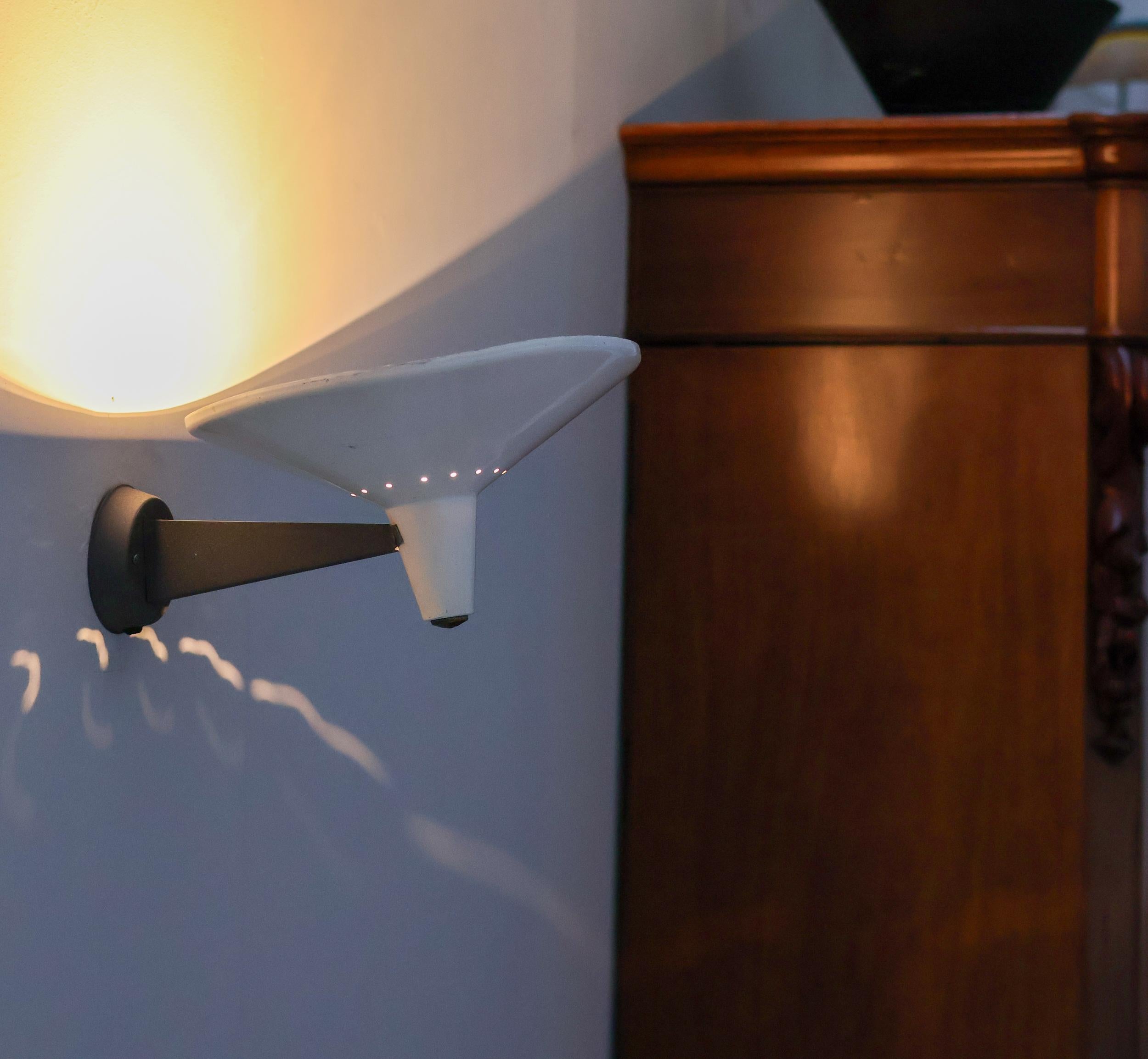 Mid-20th Century Modern wall sconce, made in Italy.
Made in enameled steel, the shade can be adjusted slightly to create the right angle to the wall.
Unmarked.