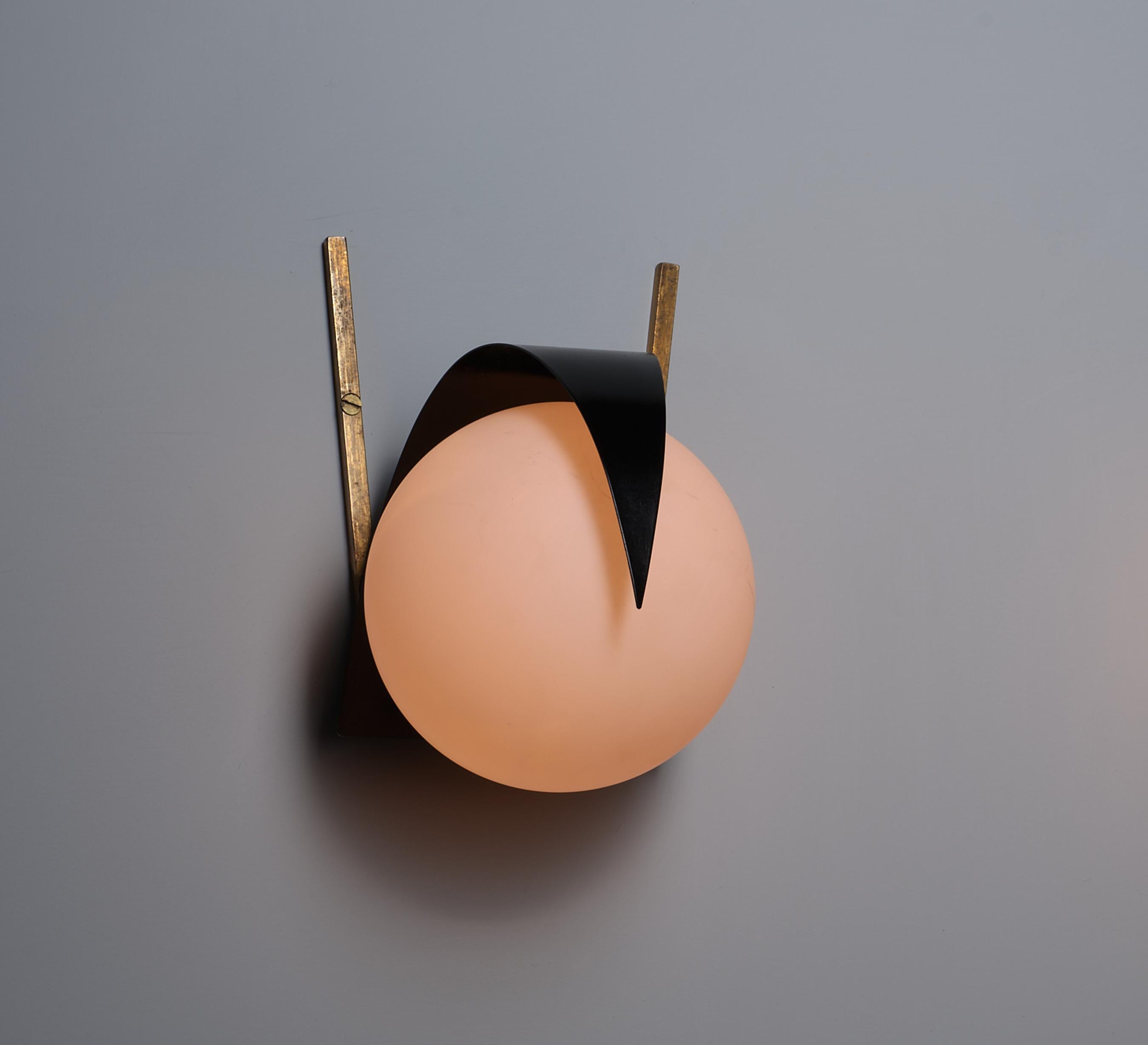 Mid-Century moderno Applique italiana - STILNOVO d'epoca in ottone e vetro opalino in vendita