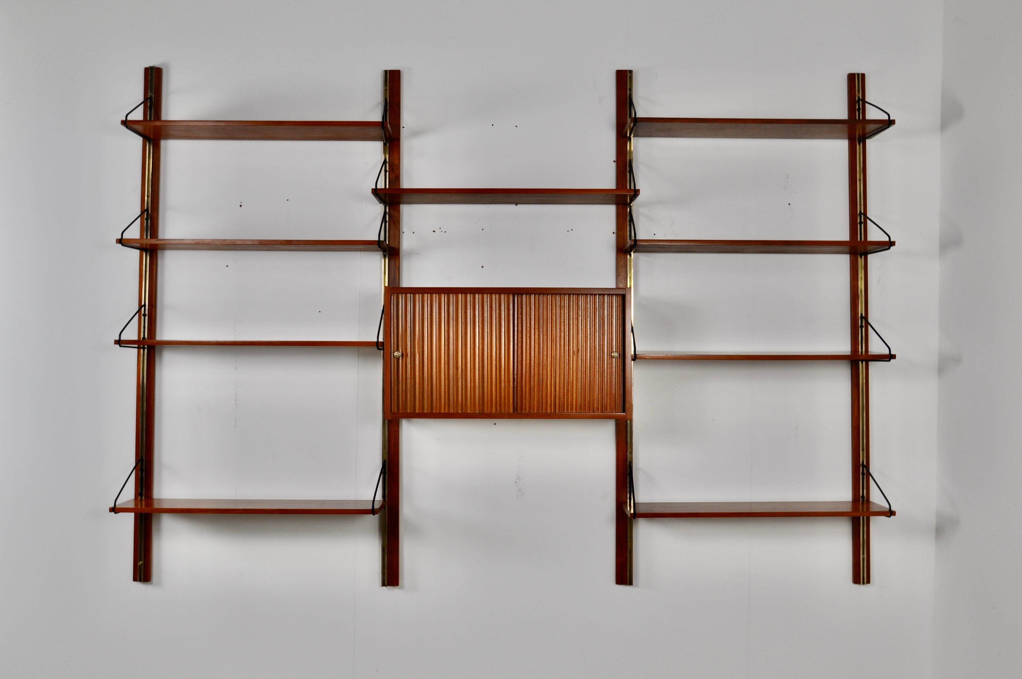 Wall unit composed of 9 boards, 4 posts and 1 box. Wear due to time and age of the wall unit.