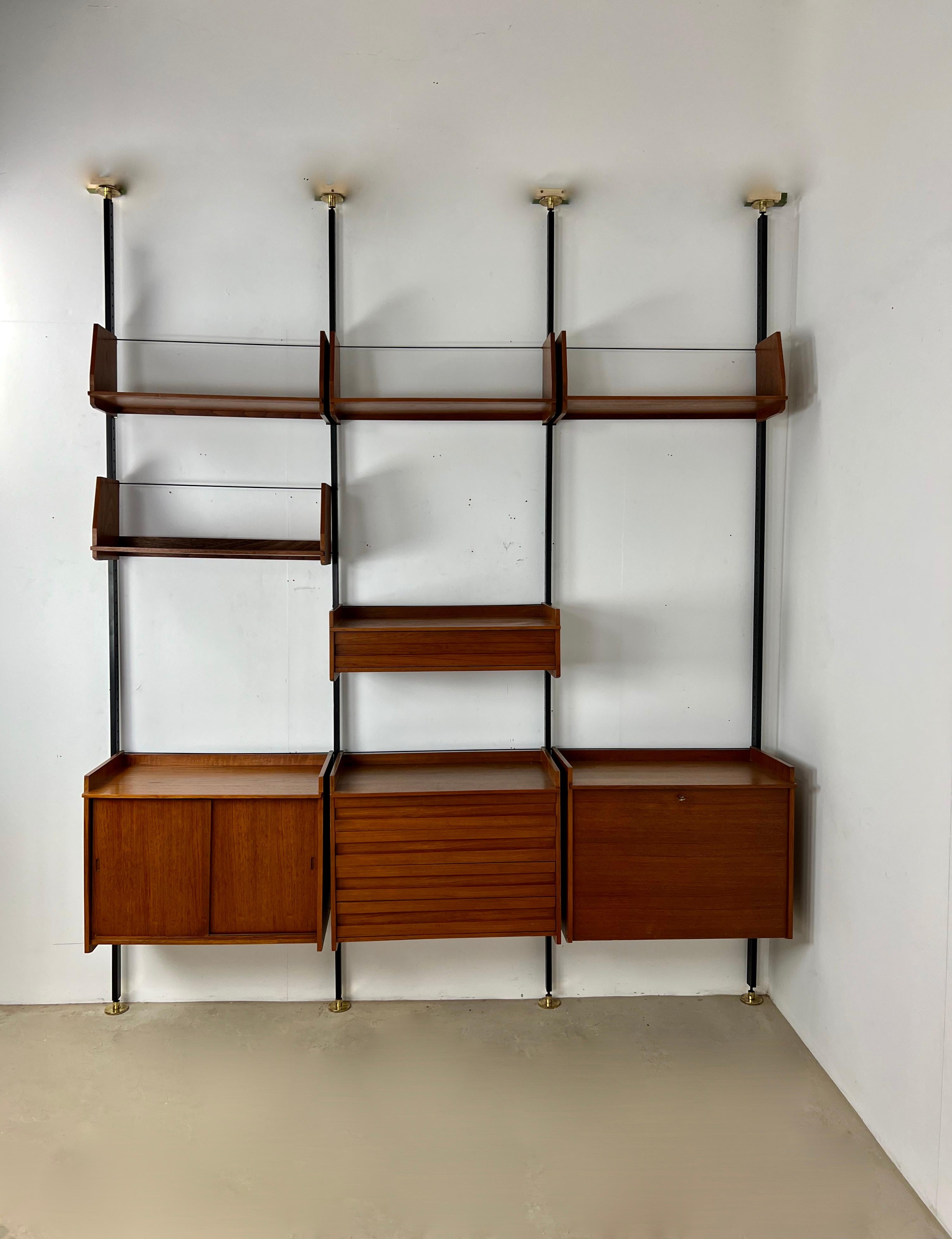 Wall unit composed of 4 posts, 4 boxes and 4 boards. Wear due to time and age of the wall unit. 
Height adjustable foot: H min: 288 cm H: Max: 324.