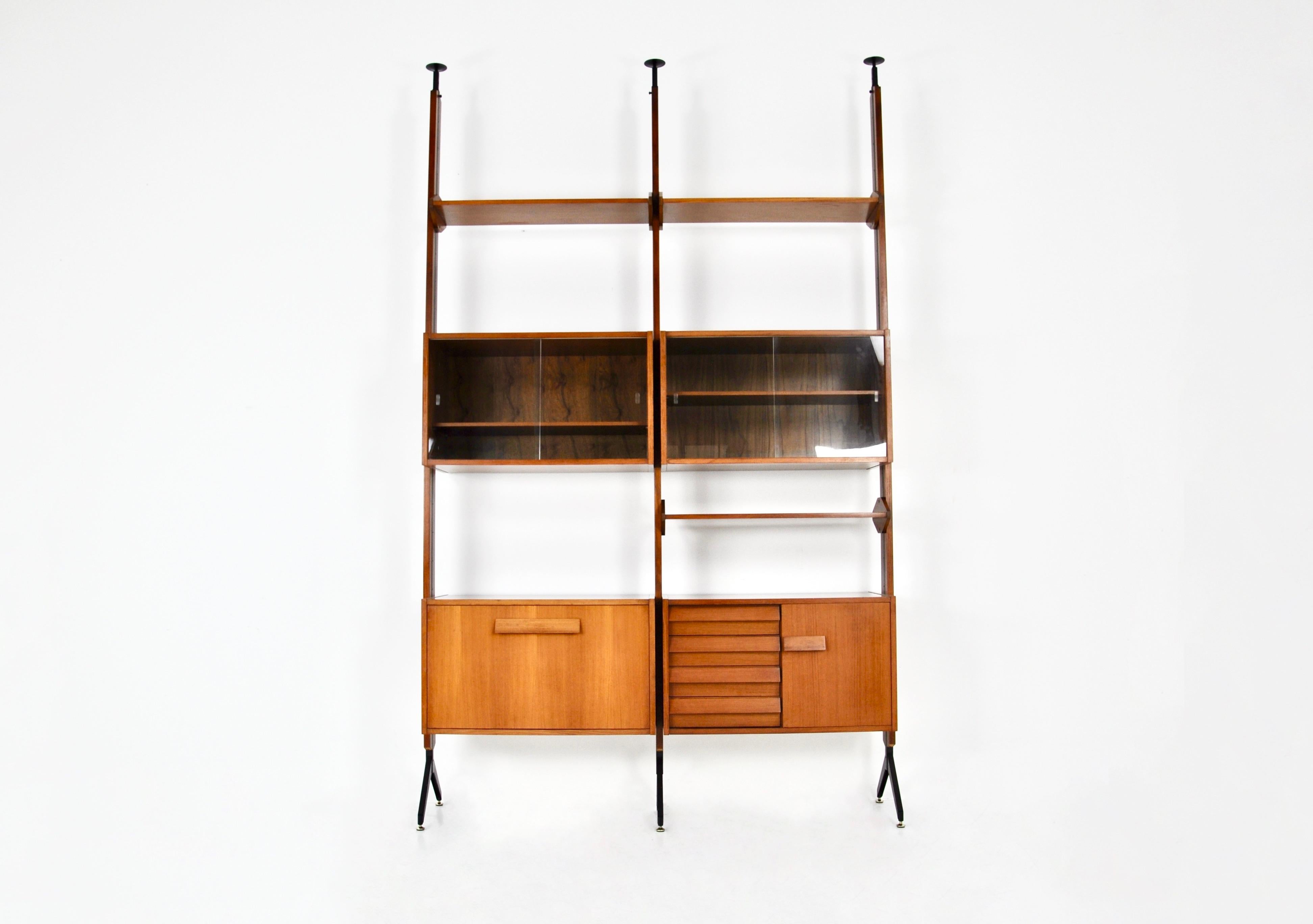 Modular wall unit with 3 shelves, 2 boxes with two sliding glass doors containing one shelf, 1 boxes  with a folding door containing one shelf and 1 boxes with 4 drawers and a door containing one shelf.  Adjustable height: height minimum: 262 cm,