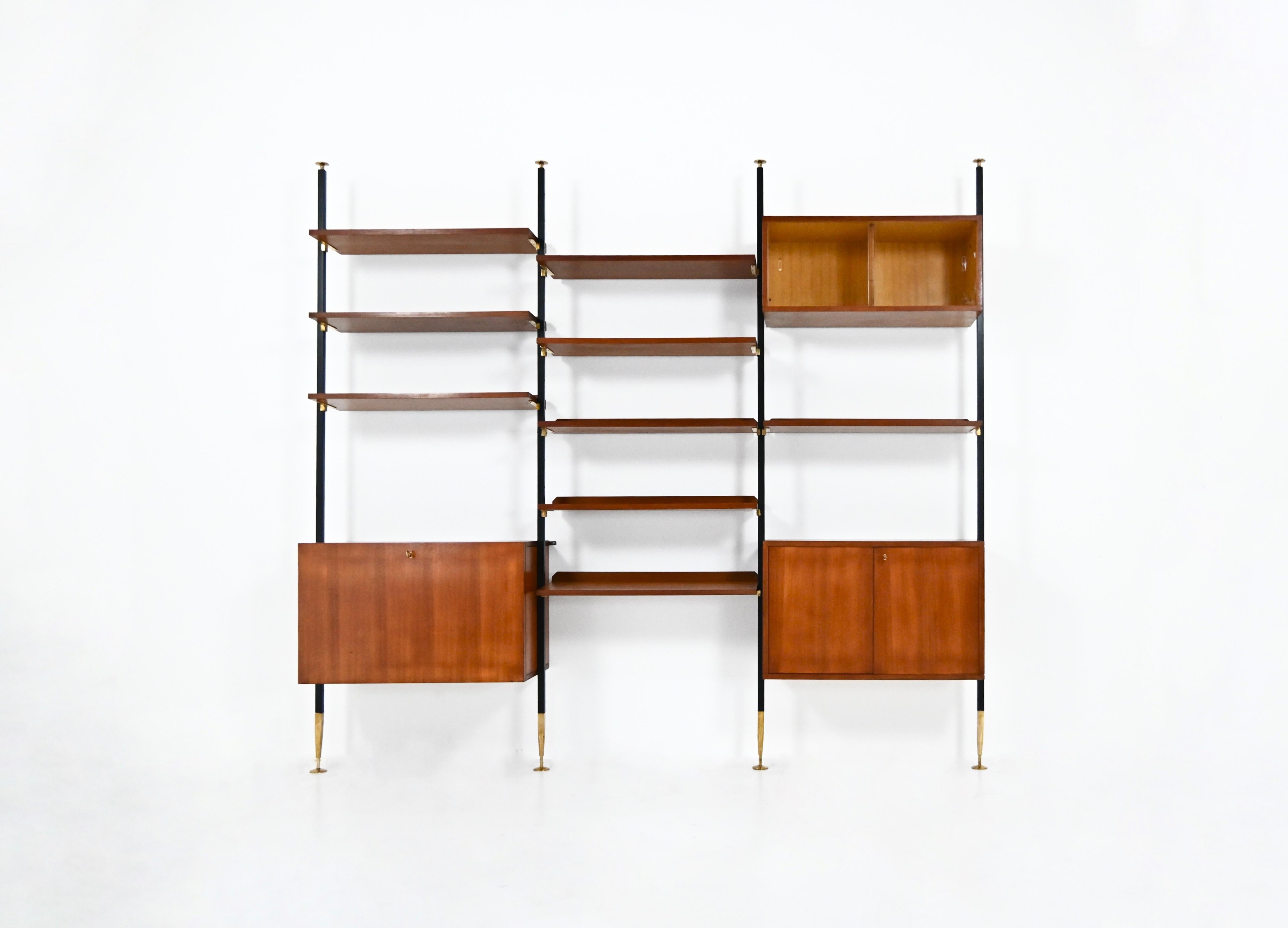 Modular bookcase with 9 shelves, 1 box with two sliding glass doors, 1 box with two doors containing a shelf and 1 box with a hinged door containing a bar with light, a mirror and a glass shelf. Metal uprights and brass feet. Adjustable height: H
