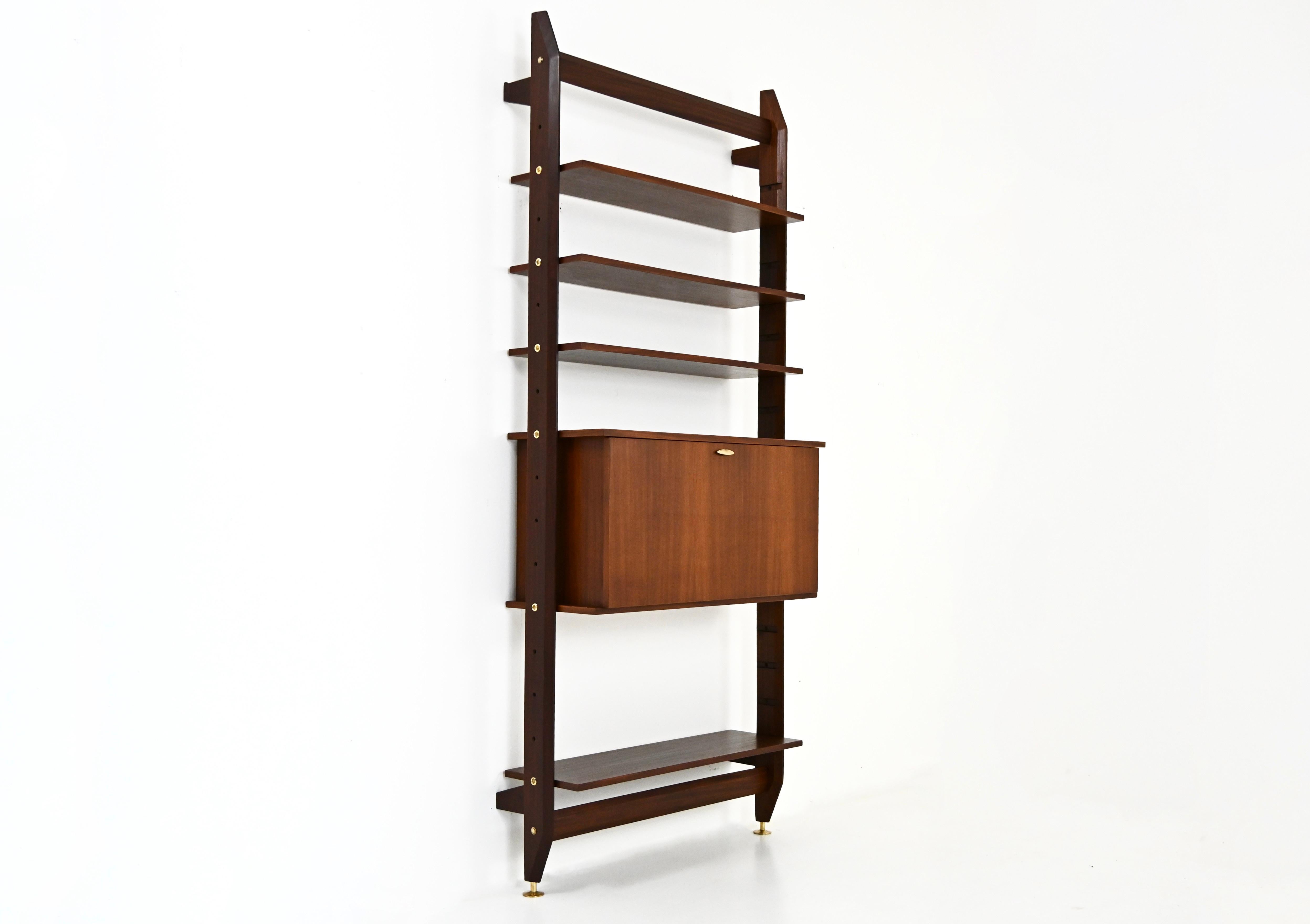  Pensile modulare in legno e ottone composto da 4 ripiani e 1 scatola con anta pieghevole contenente 1 ripiano e un vano portaoggetti. Usura dovuta al tempo e all'età.
PER LA SPEDIZIONE, RICHIEDICI DI RICEVERE IL MIGLIOR PREZZO
