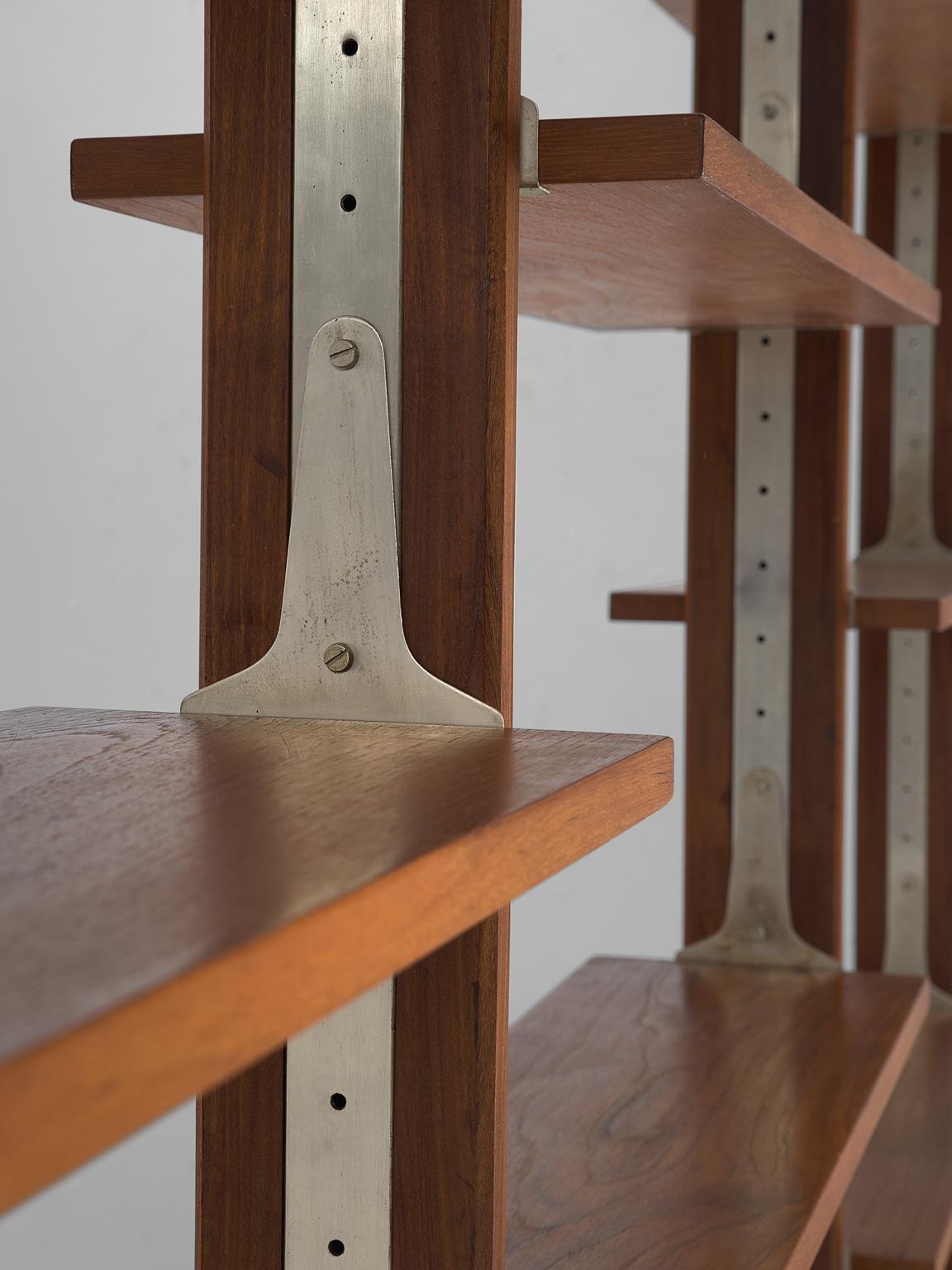 Mueble alto italiano en nogal con detalles metálicos 1