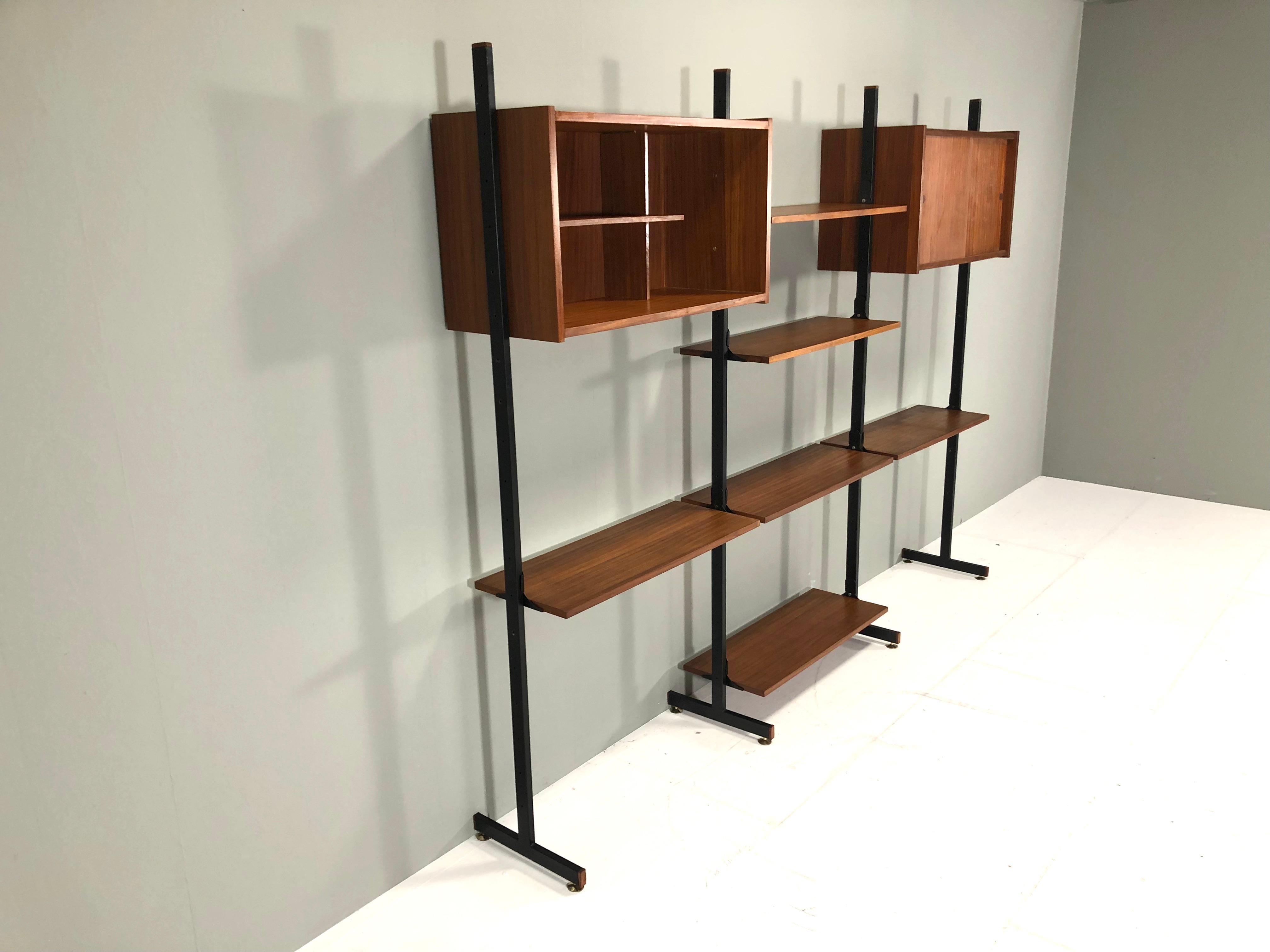 Italian Wall Unit / Room Dividers in Teak and Brass, Italy, circa 1950-70 In Good Condition For Sale In Pijnacker, Zuid-Holland
