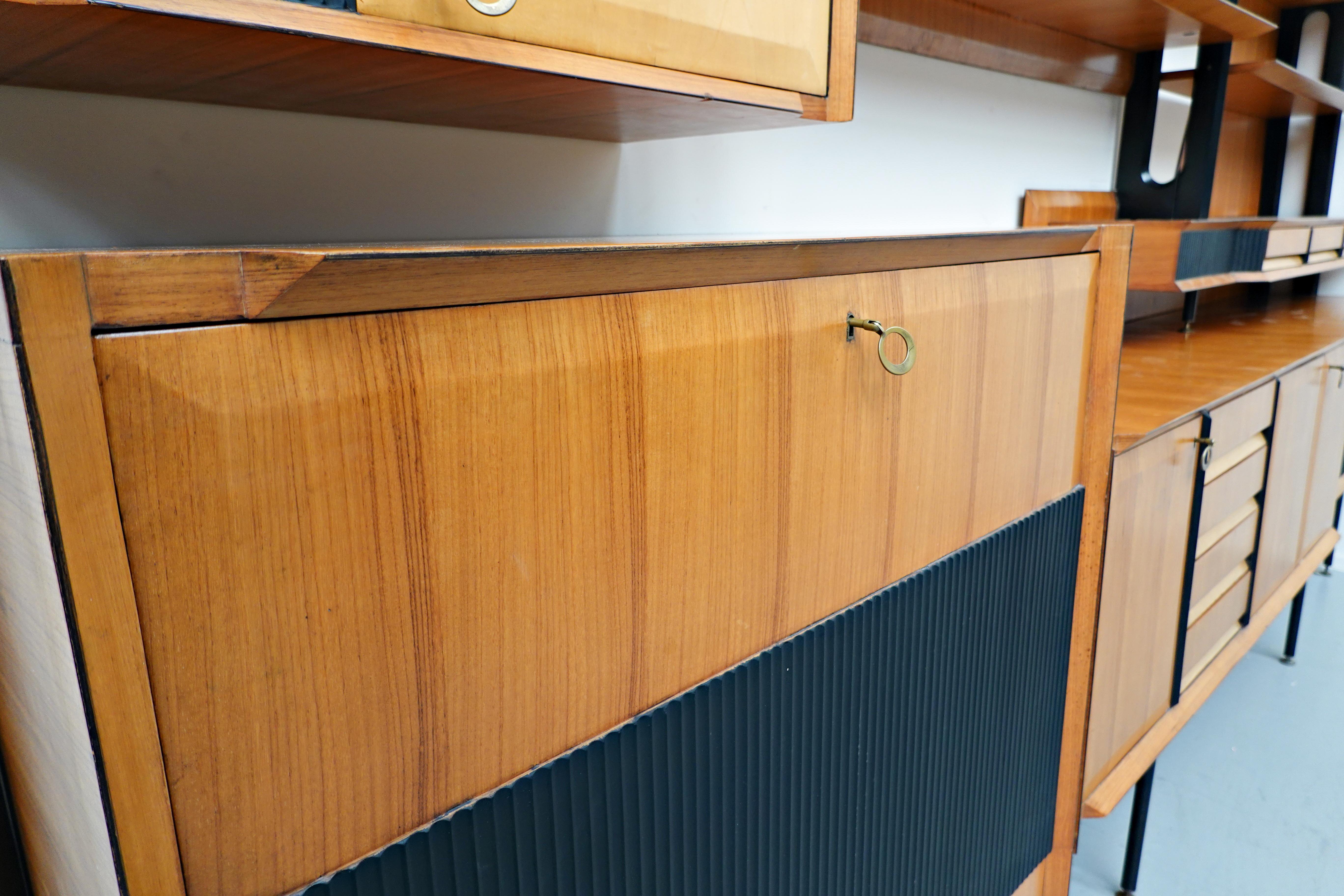 Mid-Century Modern Italian Wall Unit, Walnut, 1950s In Good Condition In Brussels, BE