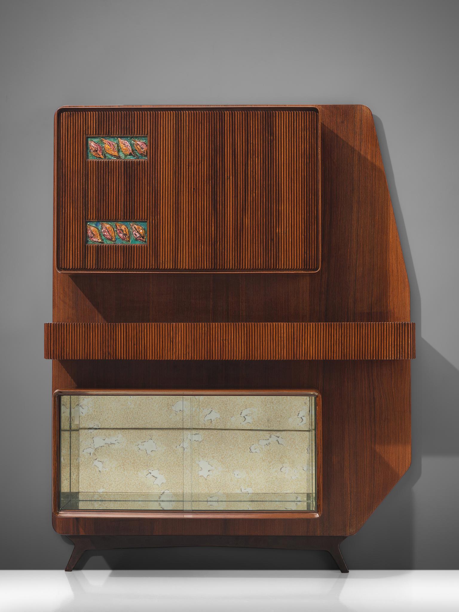 Italian wall console, rosewood, glass and ceramic, Italy, 1950s

In front of an organic shaped wall are three different elements adjusted. At the bottom offers a cabinet with glass doors and mirrored inside a convincing contrast to the horizontal