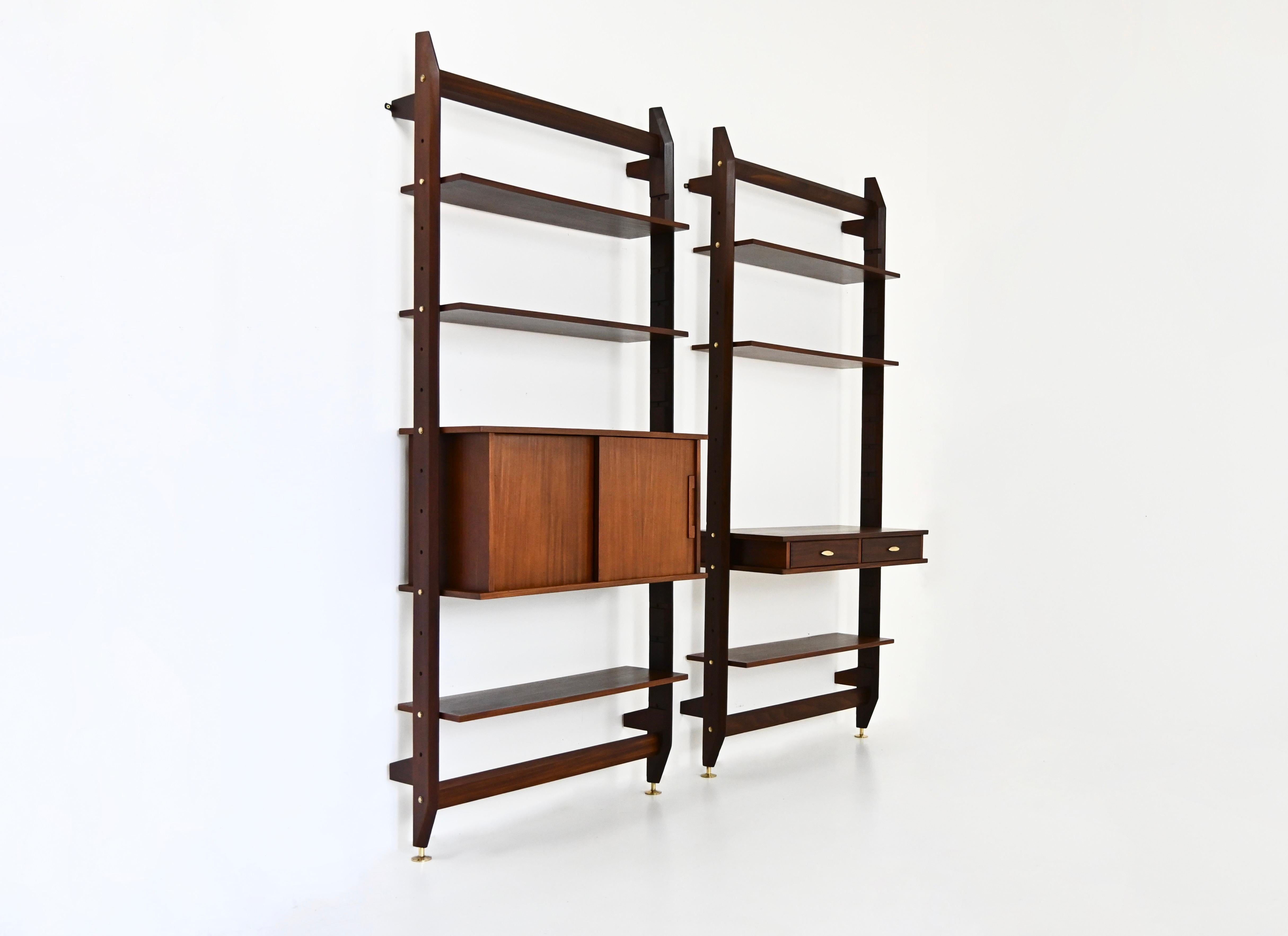 Set aus 2 modularen Hängeelementen aus Holz und Messing, bestehend aus 6 Regalen und einem zweitürigen Kasten mit 1 Regal und 1 Kasten mit 2 Schubladen. Zeit- und altersbedingte Abnutzung.
FÜR DEN VERSAND, FRAGEN SIE UNS, UM DEN BESTEN PREIS ZU