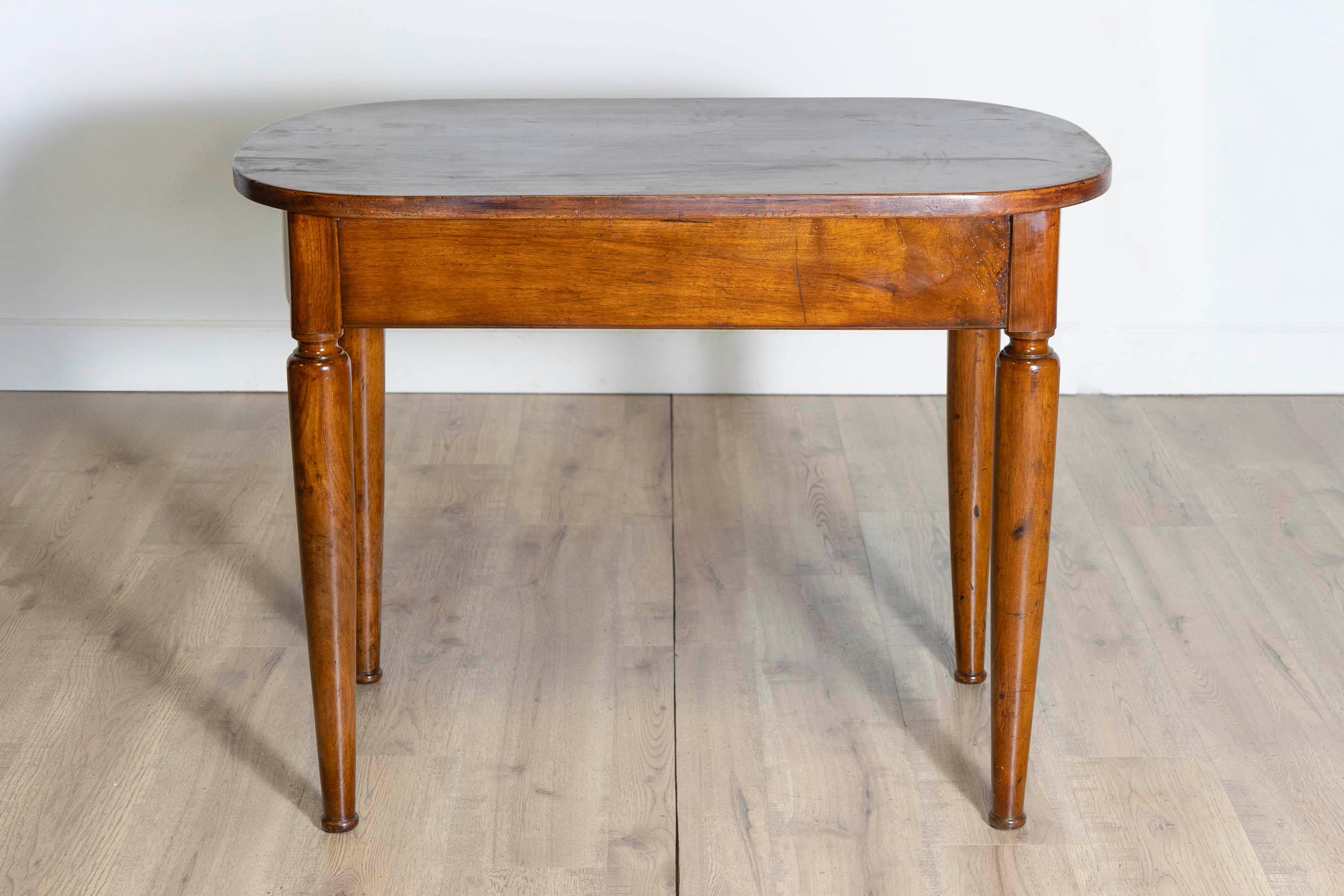 Italian Walnut 1890s Side Table with Oval Top, One Drawer and Cylindrical Legs For Sale 1