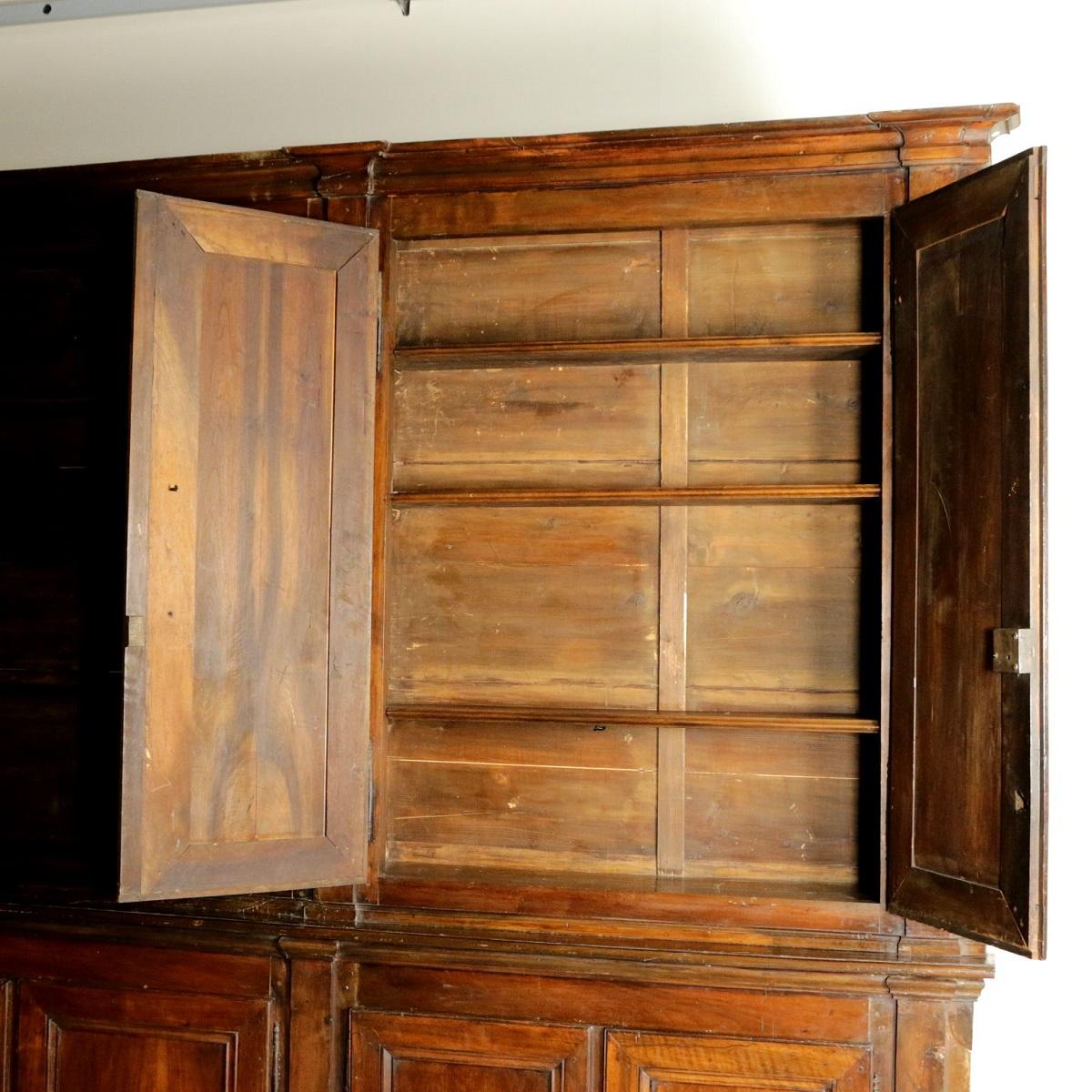 Italian Walnut 18th Century Library Bookcase Panneling In Fair Condition In Vosselaar, BE