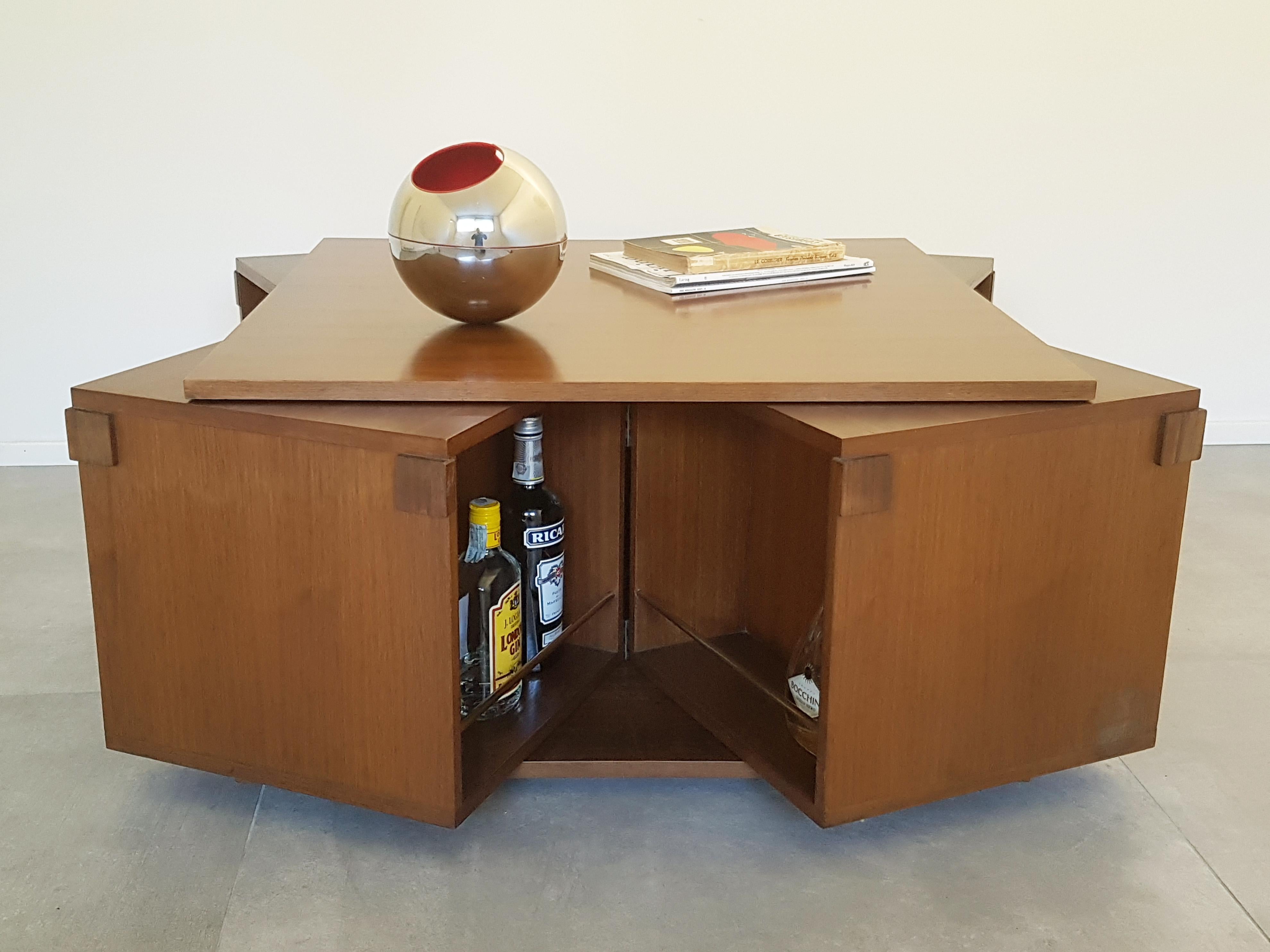 Italian Walnut 1960s Coffee Table/Bar Table by Bernini In Good Condition For Sale In Varese, Lombardia