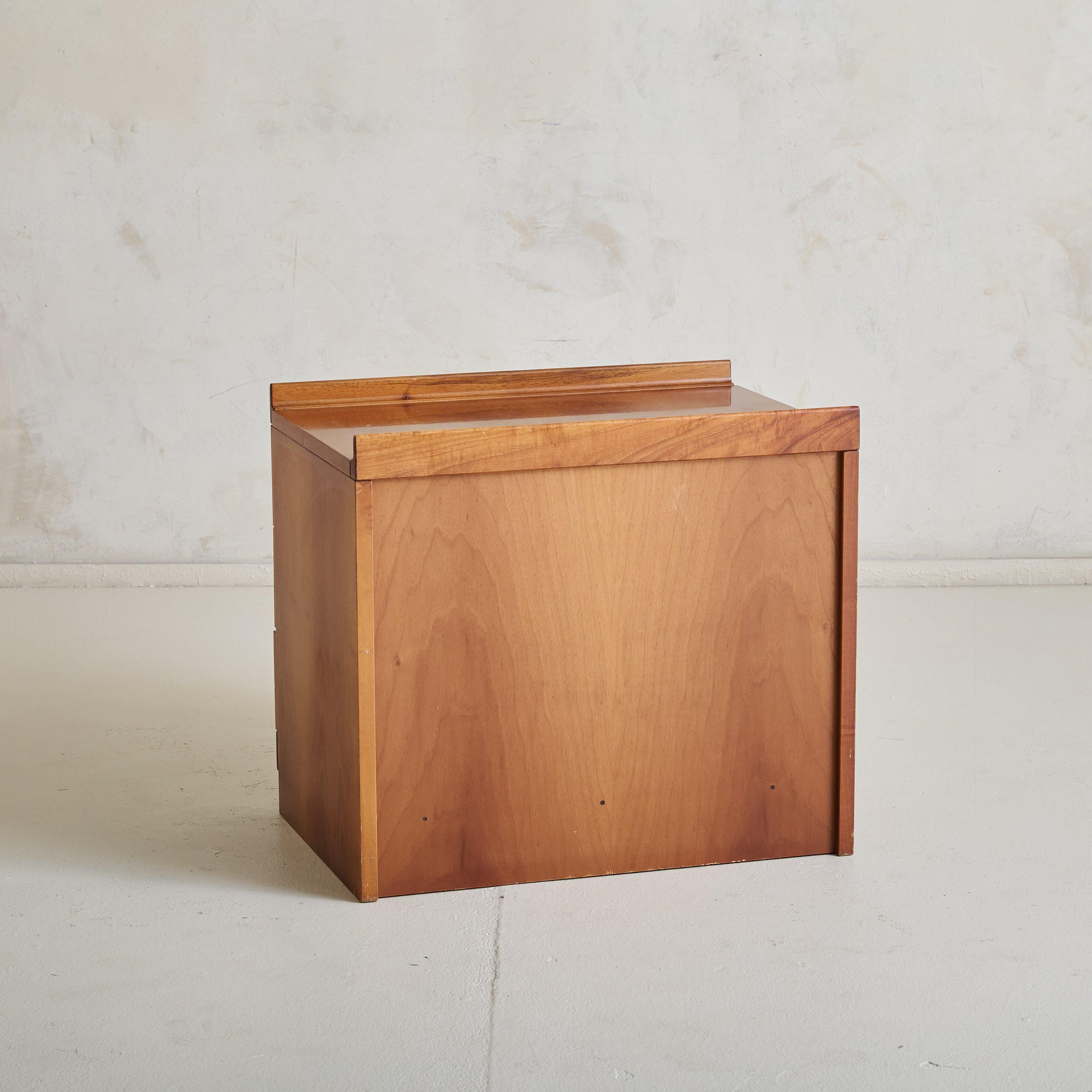 Vendus et tarifés individuellement.

Conçue par le célèbre designer italien Tito Agnoli pour Molteni, cette table de nuit en noyer des années 1970 comporte trois tiroirs spacieux dotés de poignées encastrées distinctives. Ses lignes épurées et sa